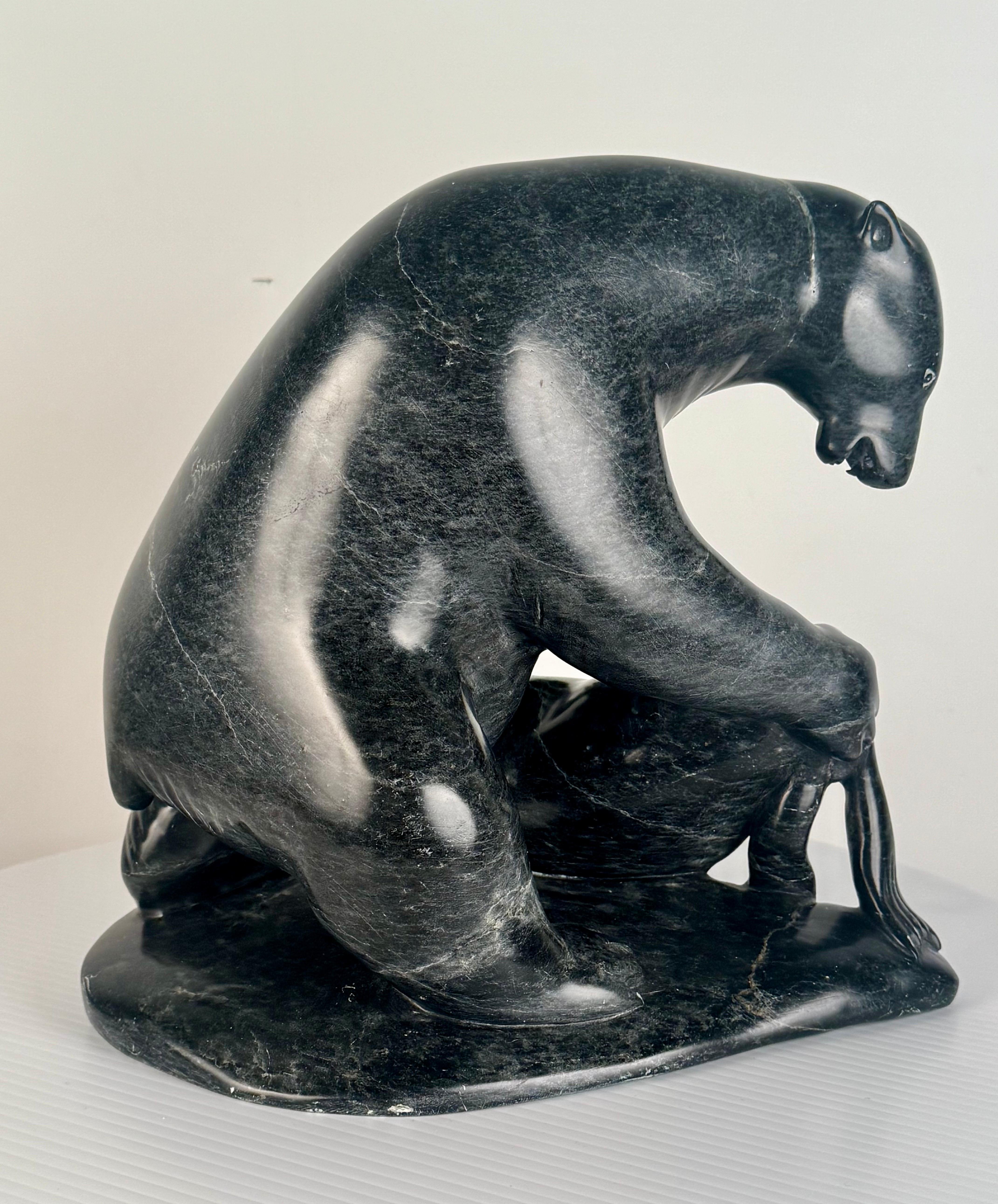 Escultura de piedra verde tallada de oso polar y foca de Joanasie Jack Ittukallak en venta 1