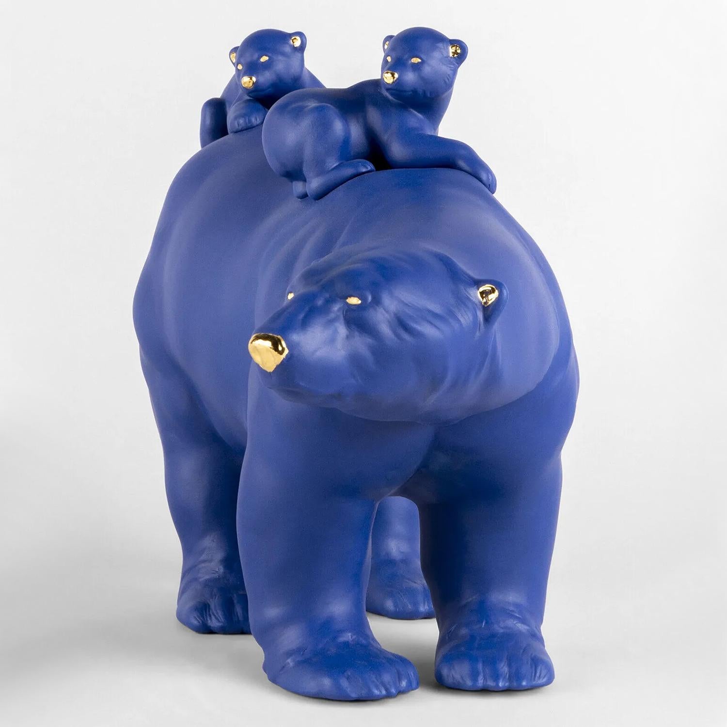 Sculpture Ours polaire Famille avec toute la structure en 
porcelaine en finition bleu mat et or brillant.