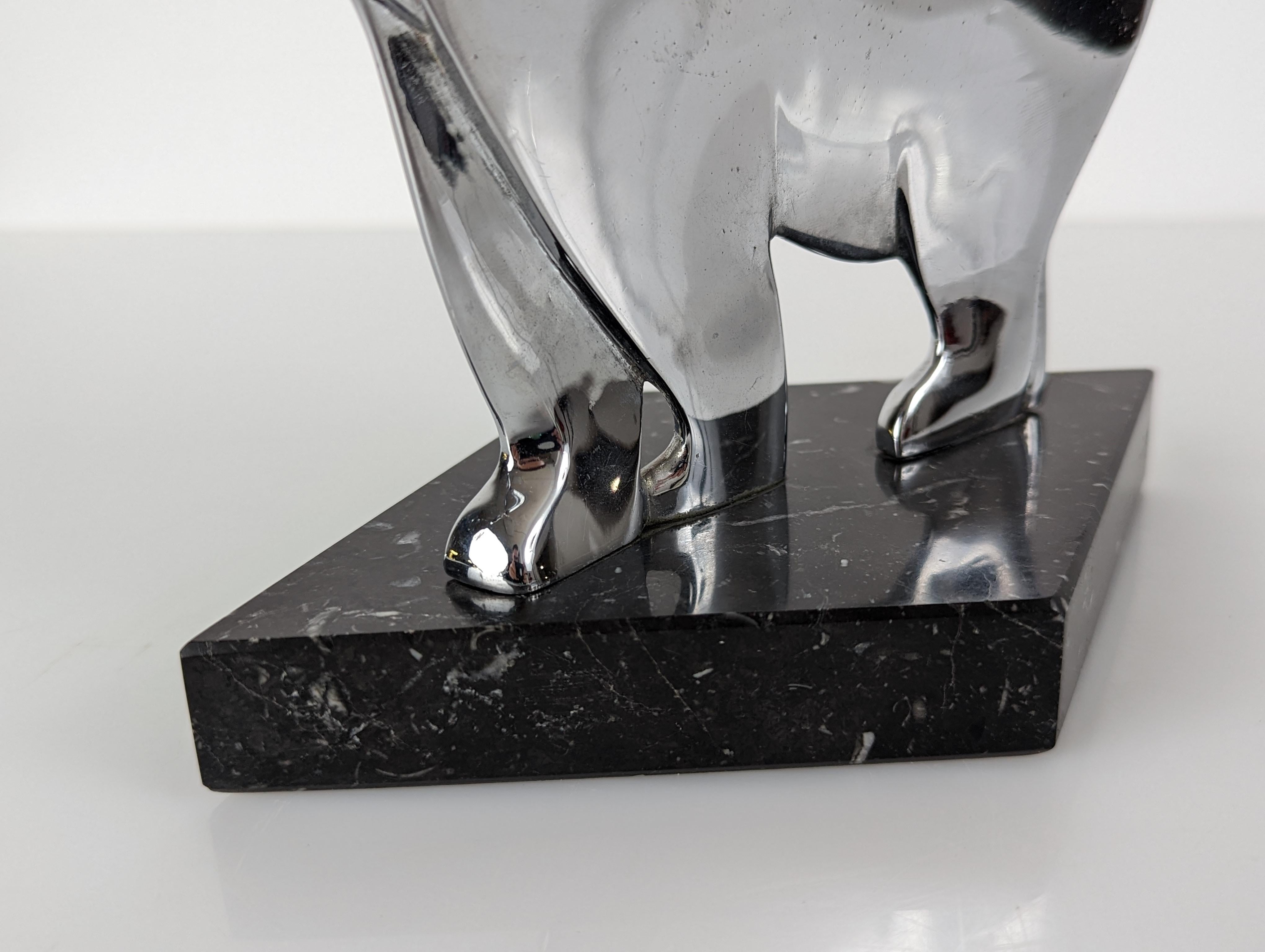Beautiful chrome polar bear sculpture, with a fascinating design where the animal comes to life and dimension thanks to the exquisite quality conveyed by the artist, achieving with only 2 cm thickness an incredible sensation of depth and movement.