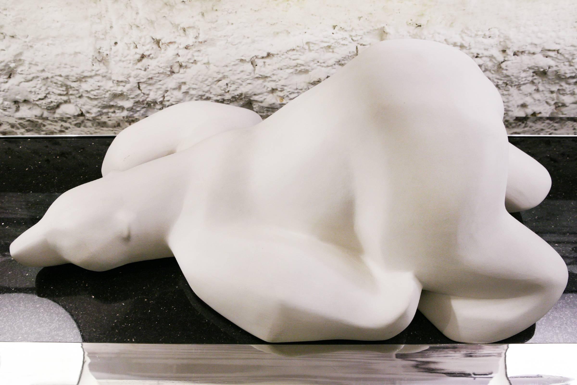 Sculpture d'ours polaire en céramique blanche mate Excellent état - En vente à Paris, FR