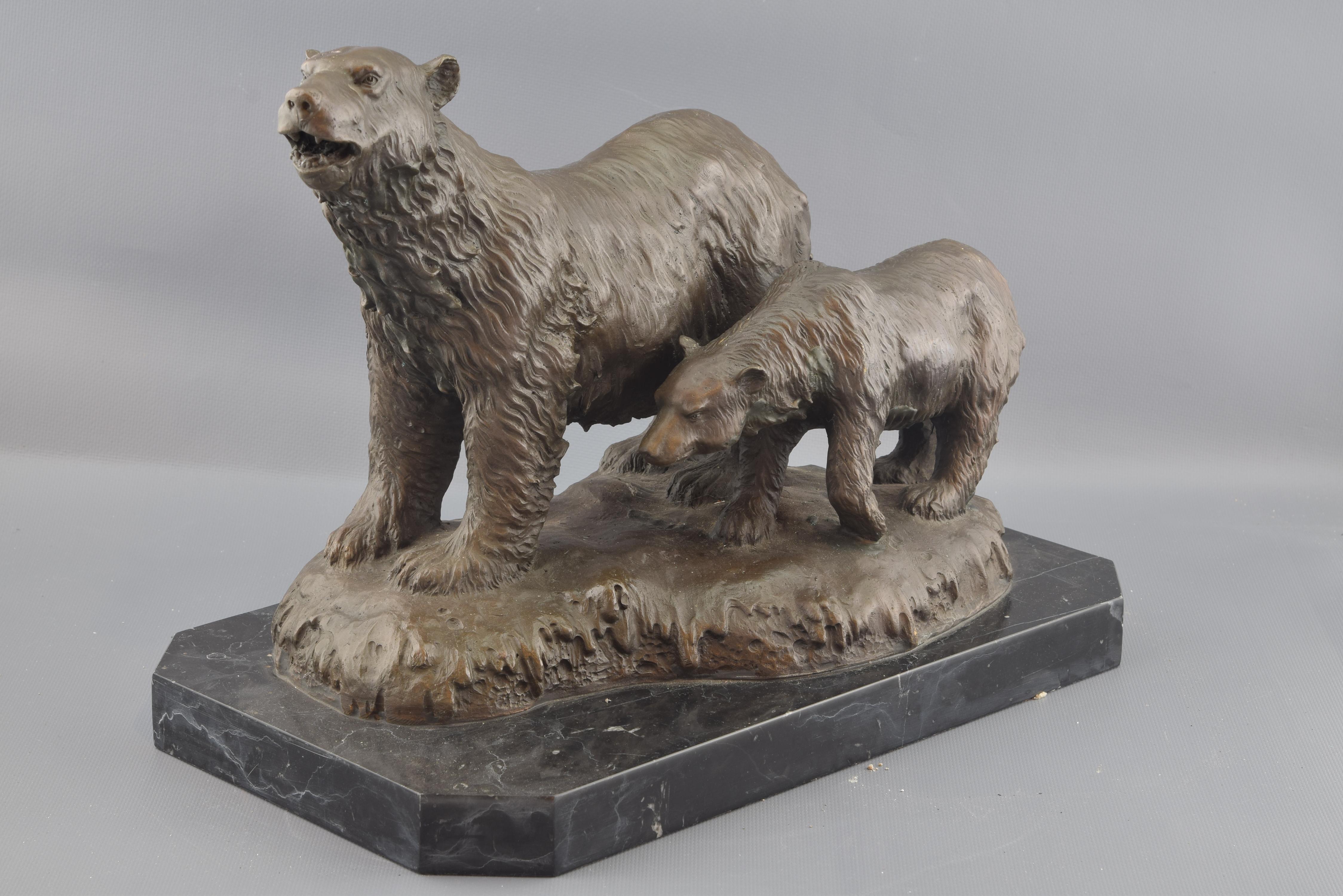 Lost wax casting. Base in marble. The bronze base has been treated so that it resembles ice, and on it the mother has placed her neck and the puppy, both on the four legs. This type of works link with the 19th century European tradition of animal
