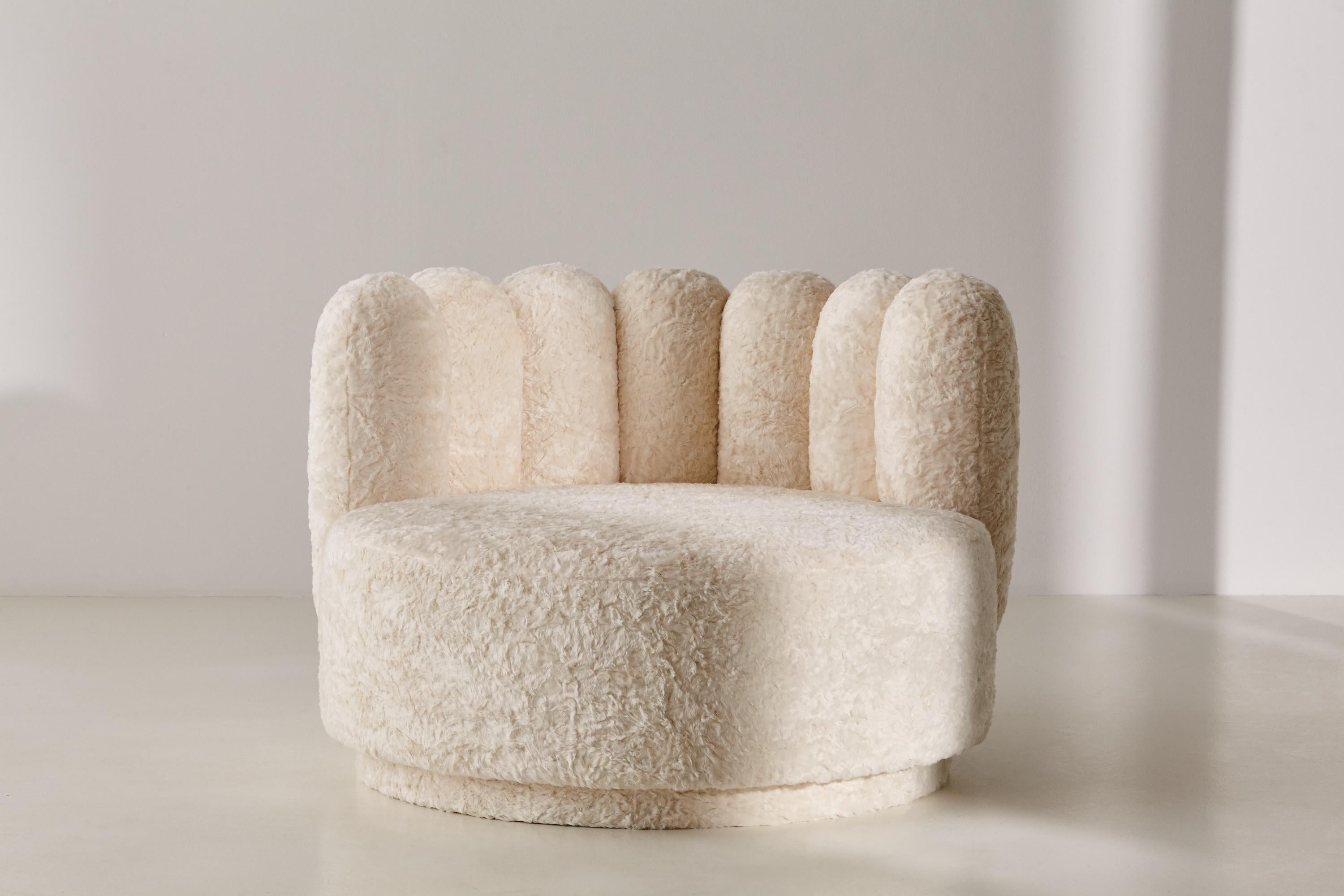 Der große, geschwungene Polar Lounge Chair ist ein gemütliches Plätzchen, das zum Verweilen einlädt. Er ist überdimensioniert und besonders tief, viel größer als ein normaler Sessel. Unserer Meinung nach ist er der perfekte Stuhl für einen großen