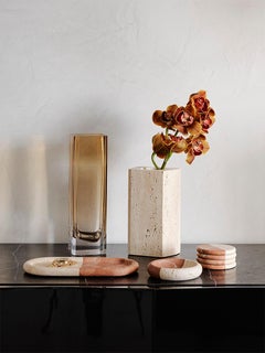 Sottobicchiere Polar in corallo e travertino di Greg Natale