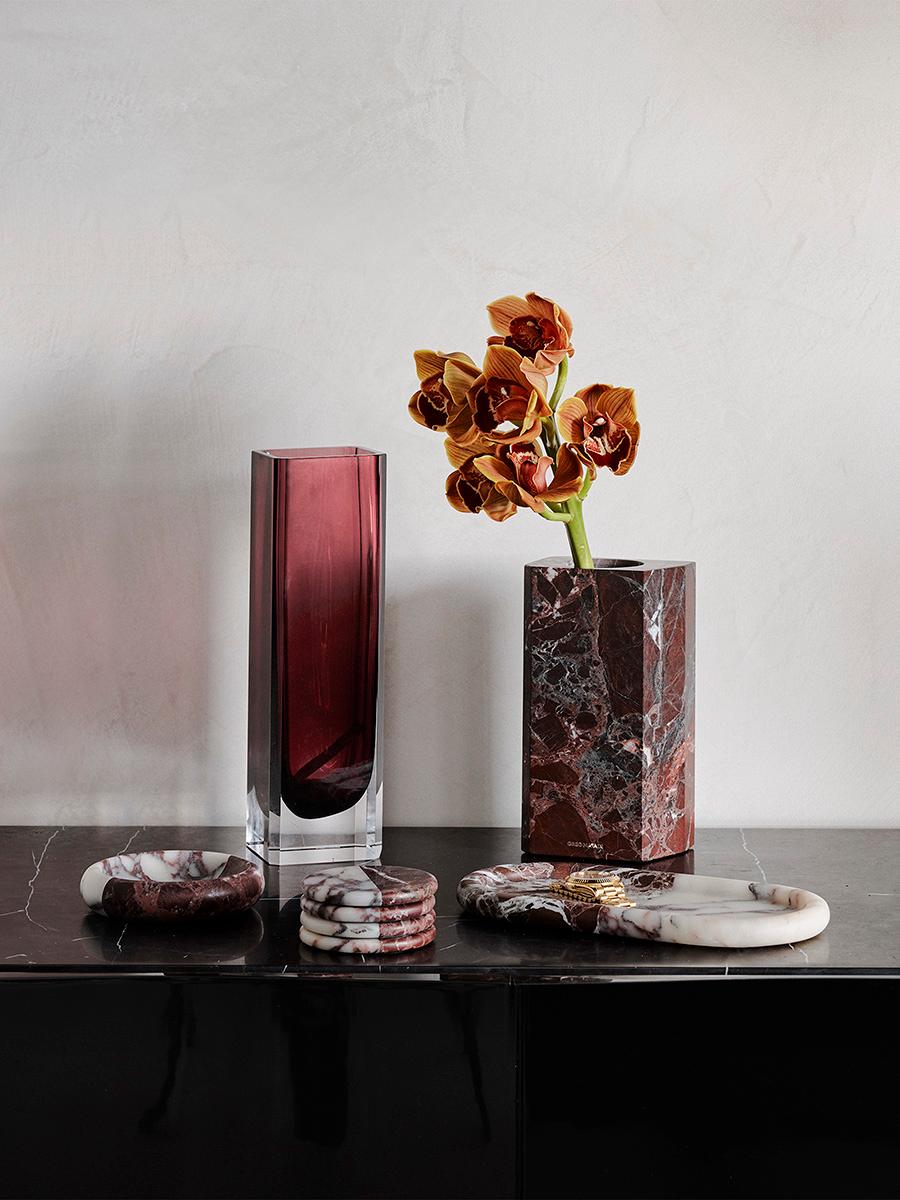 El Posavasos Polar presenta una fusión simétrica de dos piezas de mármol contrastadas, pulidas para una suave elegancia y acabadas con una base antideslizante negra. Sencillos y refinados, cada conjunto realzará cualquier mesa.

Materiales: Mármol