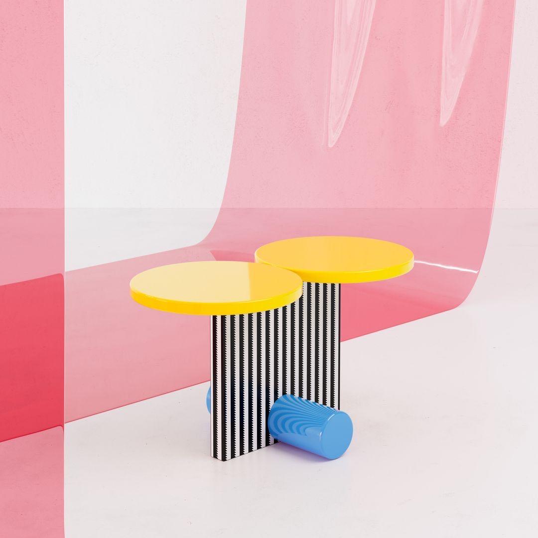 Polar est un jeu intriguant d'ambiguïté visuelle et d'ironie. Il s'agit d'une table basse en bois laqué revêtu d'un stratifié décoratif composé d'un plateau jaune jouant avec le support cylindrique en laque bleue qui assure la stabilité