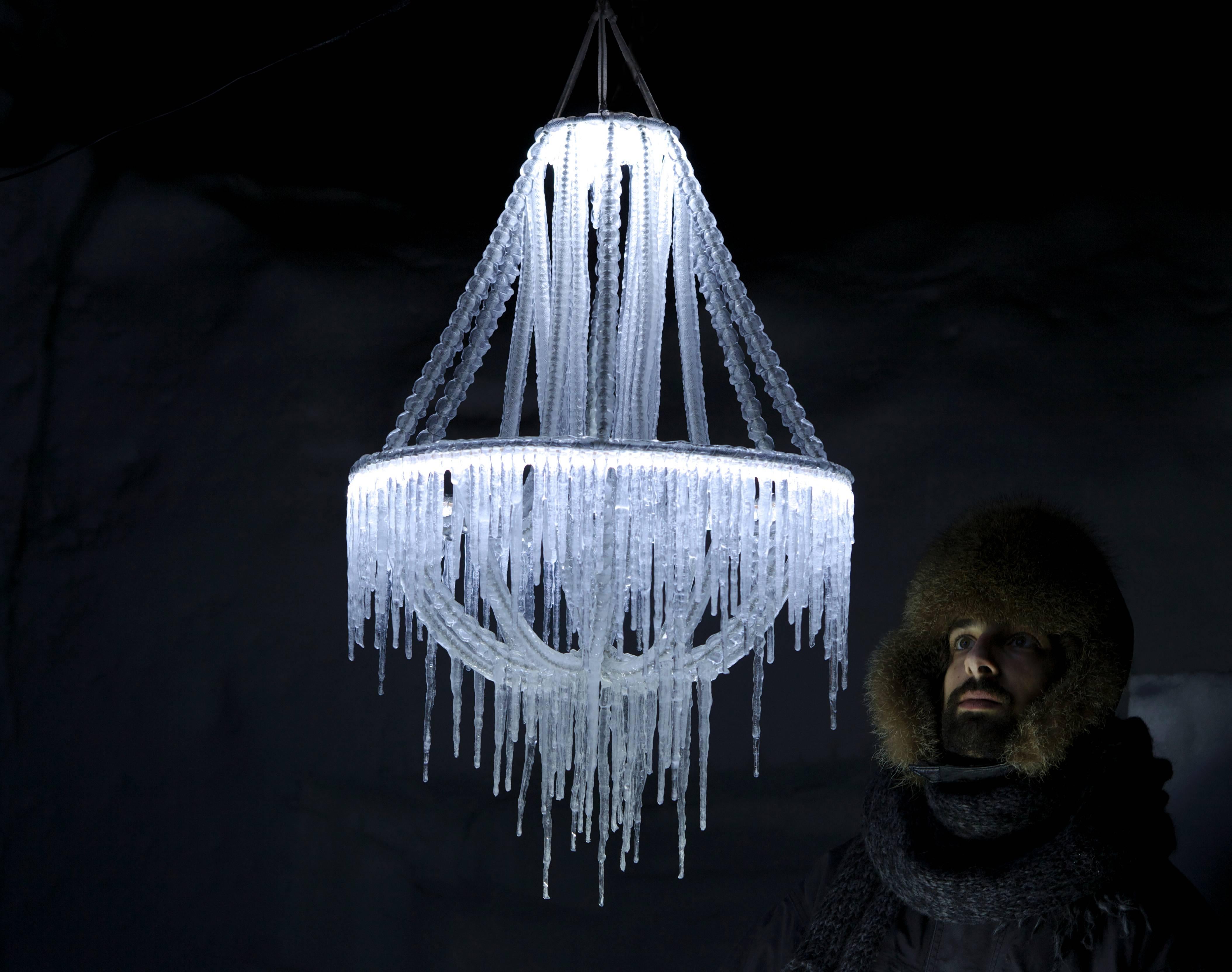 Polar Light by Arturo Erbsman (Land Art Design, Made in Lapland )
Dimensions: 50 x 50 x 100 cm
Materials: Metal wire, chain, mesh, water 

Arturo Erbsman comes himself to install the Polar light. It has to be in an -7°C in order to maintain. An ice