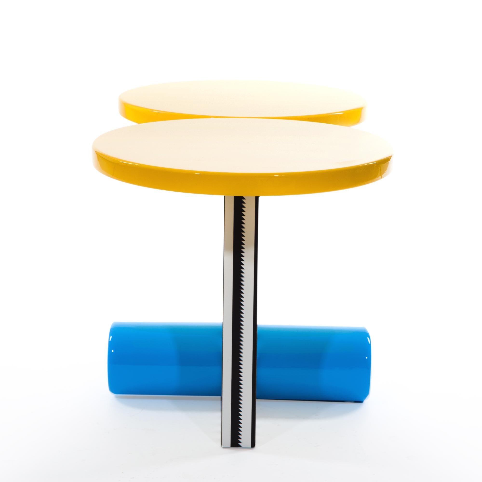 Il tavolino Polar è stato originariamente progettato da Michele de Lucchi nel 1984 per Memphis Milano. È realizzato in laminato plastico e legno laccato.

Michele de Lucchi è nato nel 1951 a Ferrara e si è laureato in architettura a Firenze. Durante