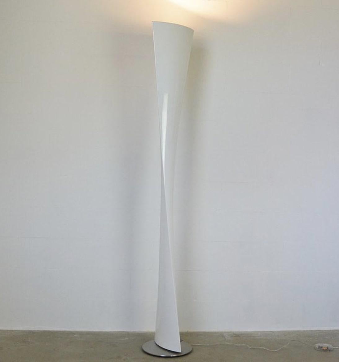 Designed by Marco Acerbis for Fontana Arte in 2007, the Polaris floor lamp is a sculptural and innovative lighting object that showcases the possibilities of rotational molding technology, a process derived from the aeronautical industry.

Its