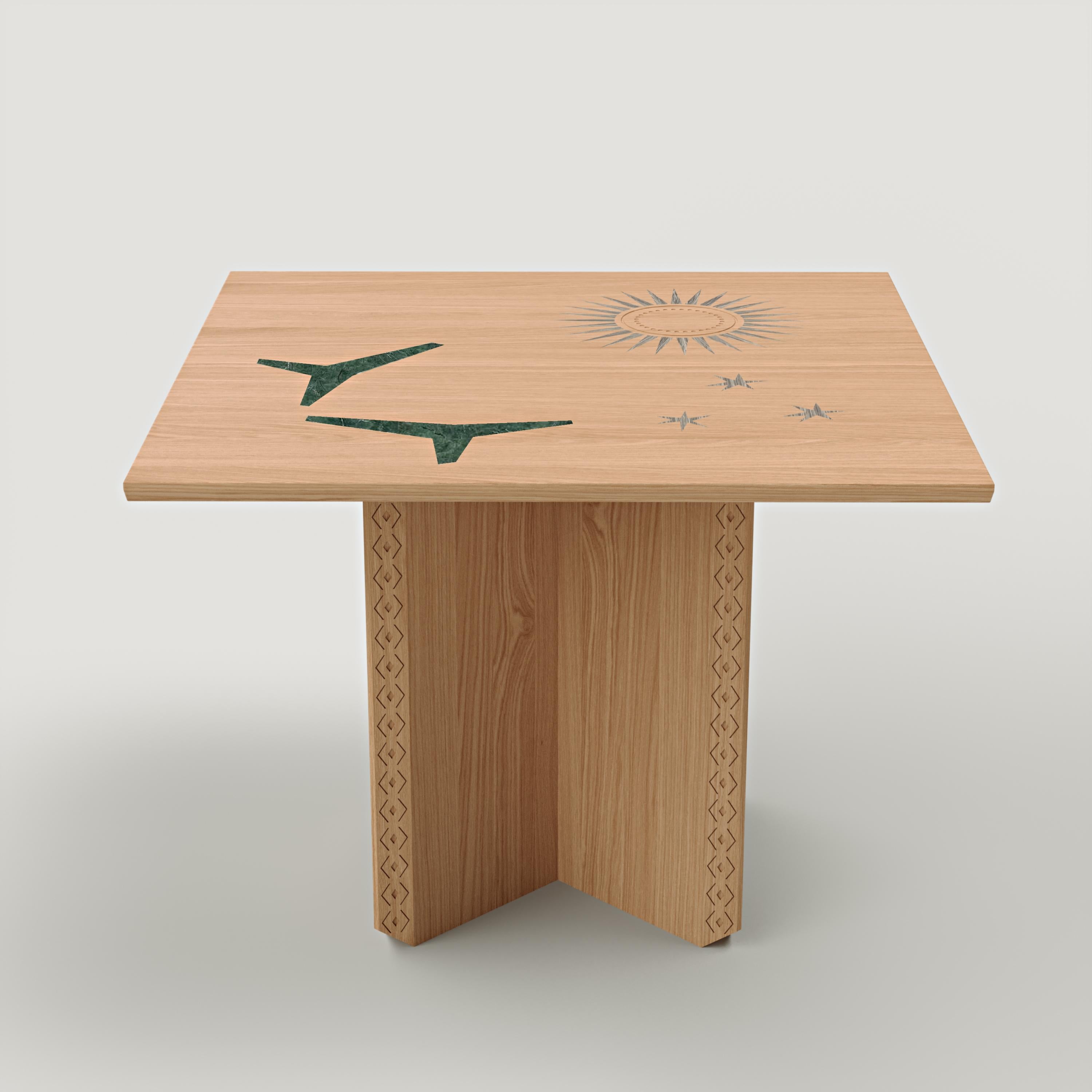 La table Polaris est une pièce polyvalente qui sert de table de salle à manger modulaire, de console ou d'œuvre d'art autonome, alliant harmonieusement fonctionnalité et expression artistique. Cette version introduit l'utilisation de chêne et de