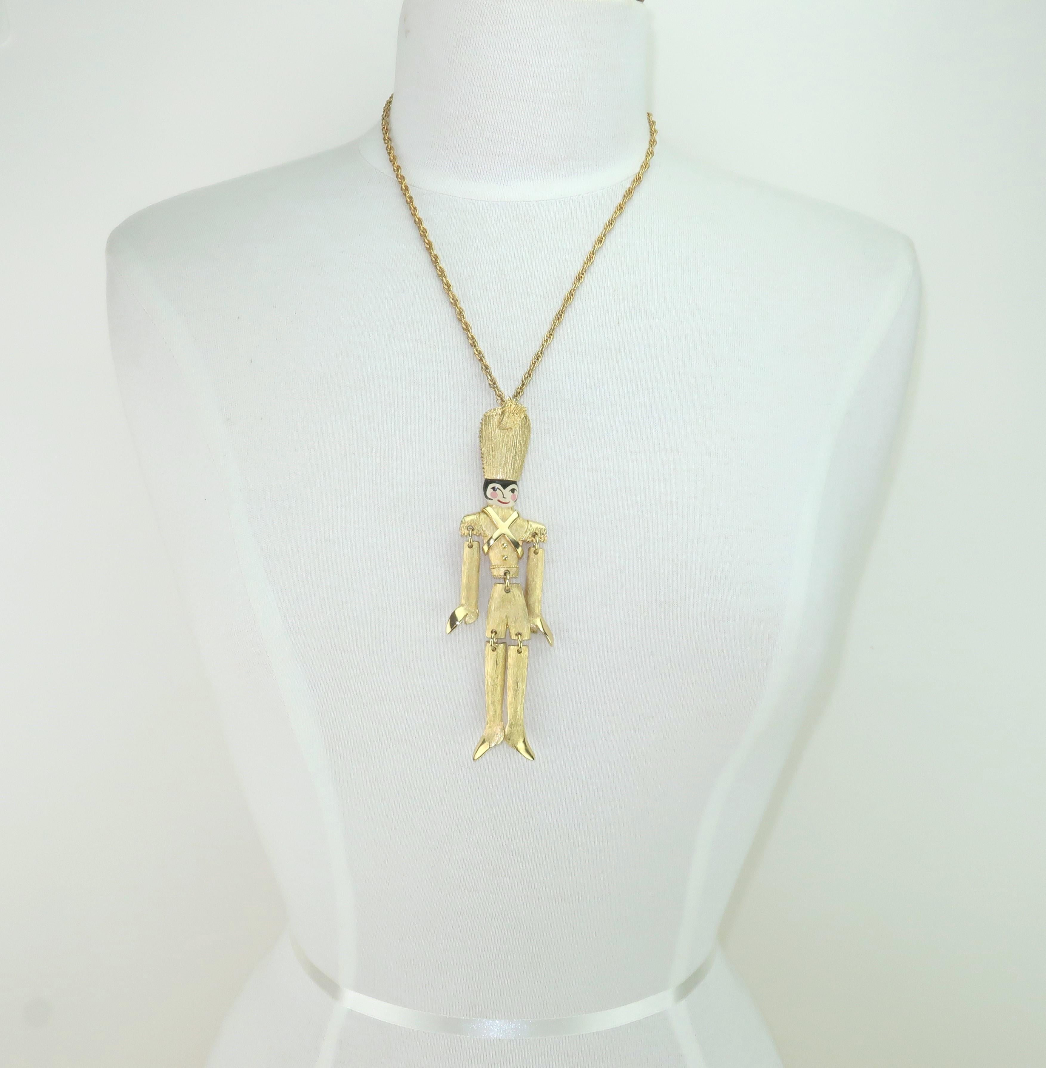 POLCINI Collar Broche Colgante Soldado Articulado Tono Oro, Años 60 5