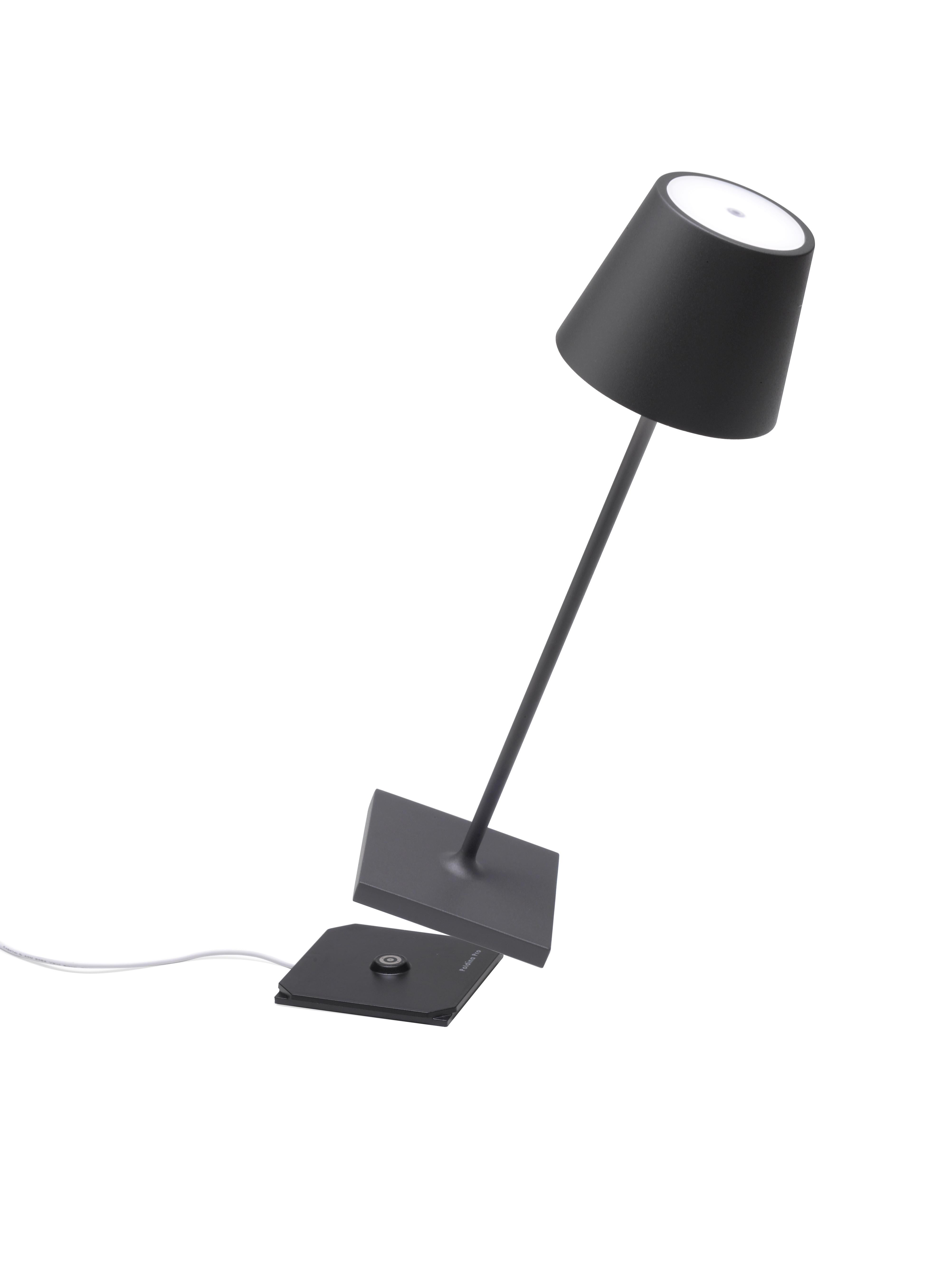 La lumière là où vous la voulez ! La lampe de table Poldina Pro est sans fil, rechargeable, à intensité variable et offre plus de 9 heures d'éclairage sans fil. Vous trouverez ci-dessous les autres caractéristiques de la lampe qui en font la lampe