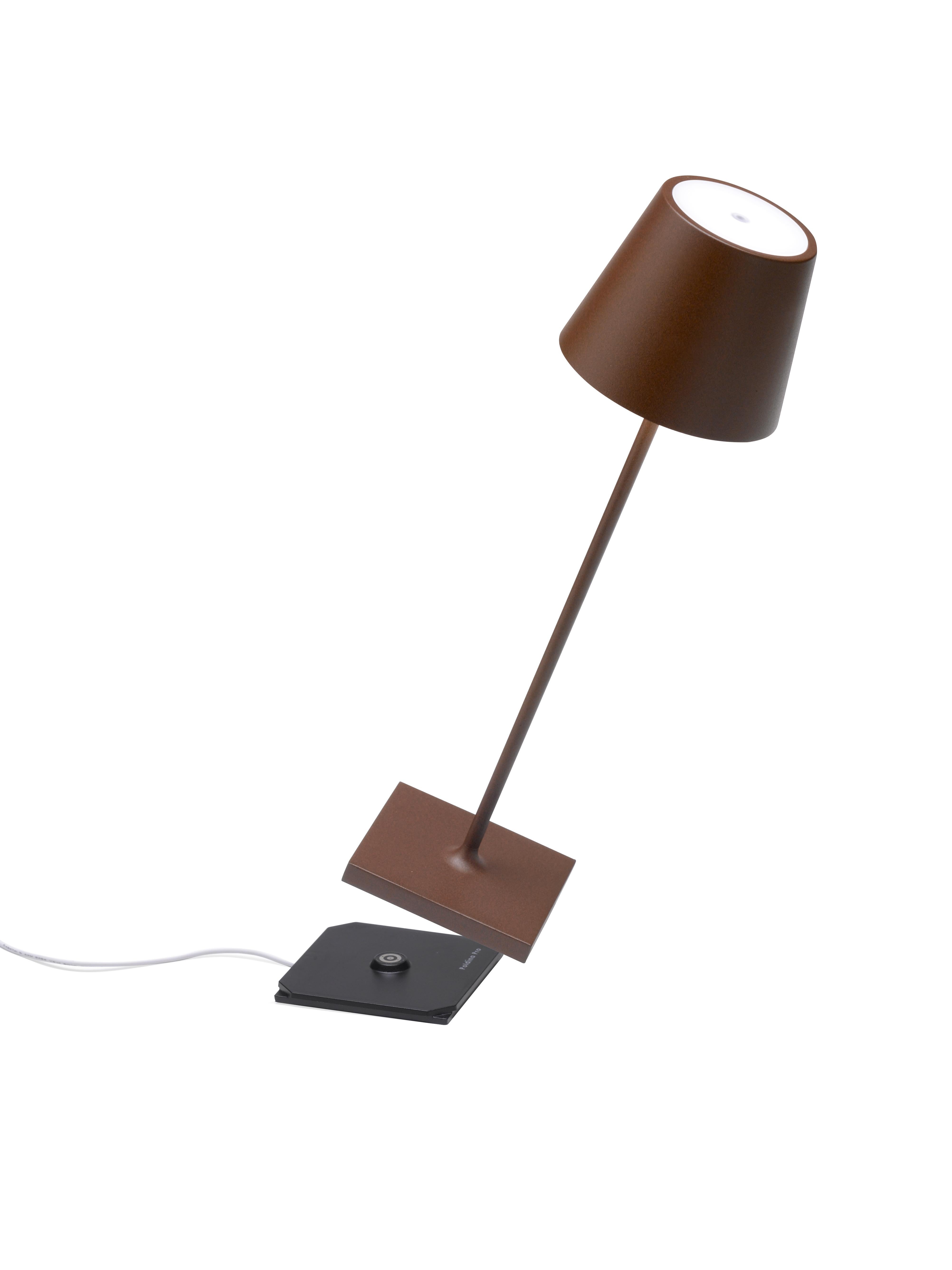 La lumière là où vous la voulez ! La lampe de table Poldina Pro est sans fil, rechargeable, réglable en intensité et offre plus de 9 heures d'éclairage sans fil. Lisez ci-dessous les nombreux autres attributs et caractéristiques de la lampe qui en