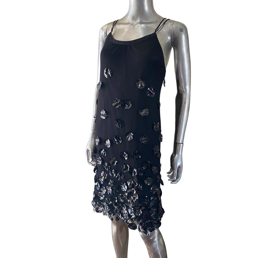 Ein tolles Kleid, das von der Firma Poleci entworfen wurde. Als sie noch im Geschäft waren, entwickelten sie mit modernem Design und limitierten Auflagen eine prominente Anhängerschaft. Dieses Kleid ist so modern und schick. Doppelte Schulterträger