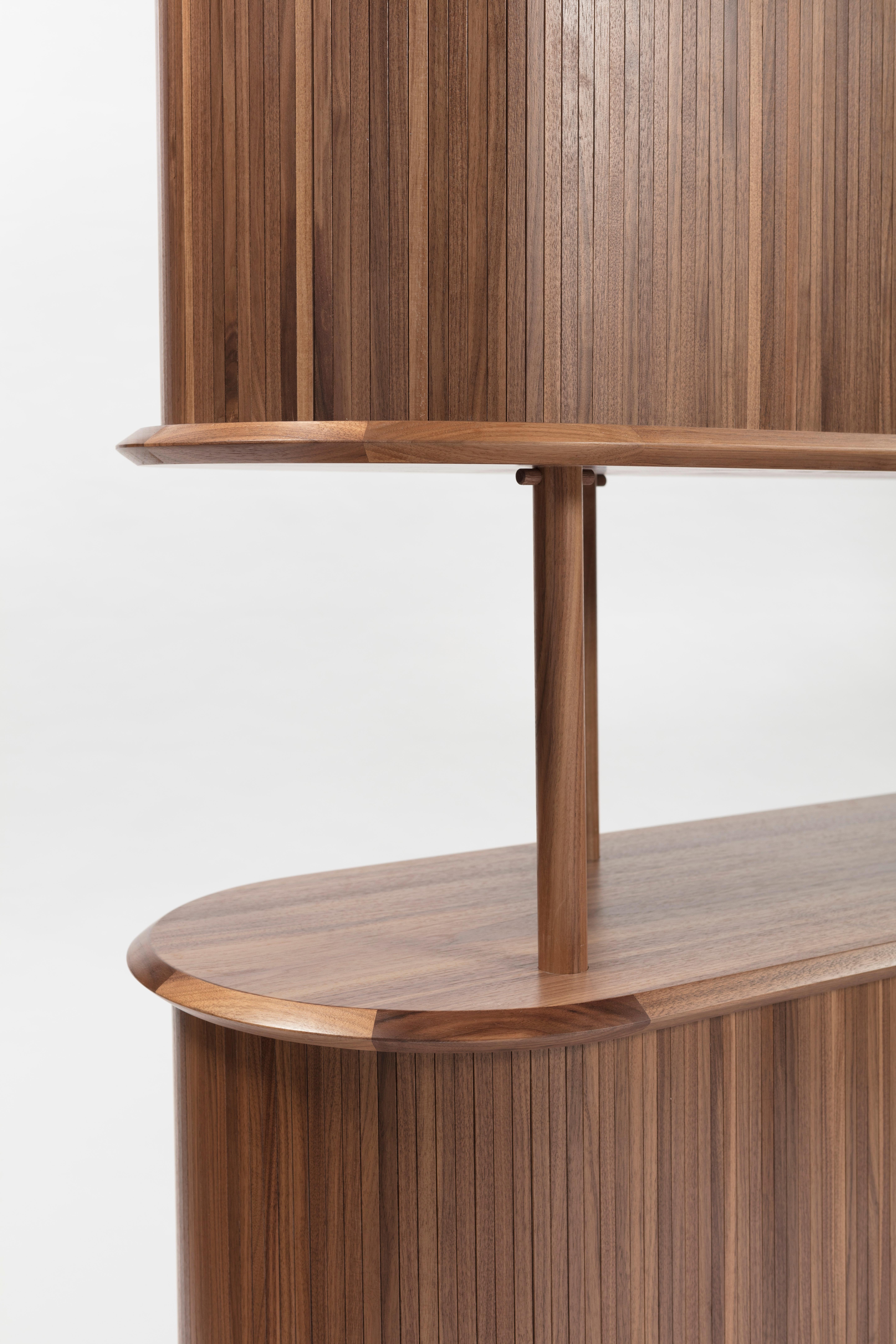 Postes en nogal canaletto para librería contemporánea y artesanal, estantes, Madera en venta