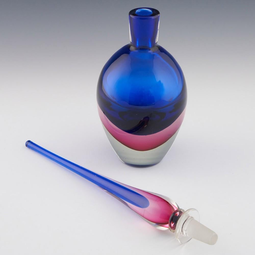Intitulé : Poli designed Murano sommerso
Date : c1955
Origine : Murano, Italie
Caractéristiques du vase : Vase bouteille ovale en verre bleu foncé, rouge rubis et transparent - bouchon allongé de la même couleur
Type : Plomb
Taille : 49,3 cm de