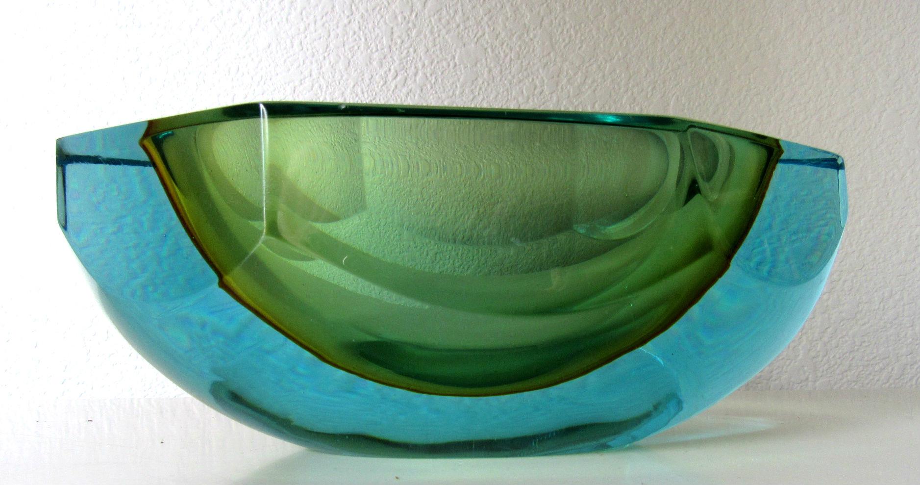 Poli Seguso Vetri d'Arte Murano Sommerso blue green Italian art glass bowl. Beautiful and heavy Flavio Poli faceted Sommerso bowl.