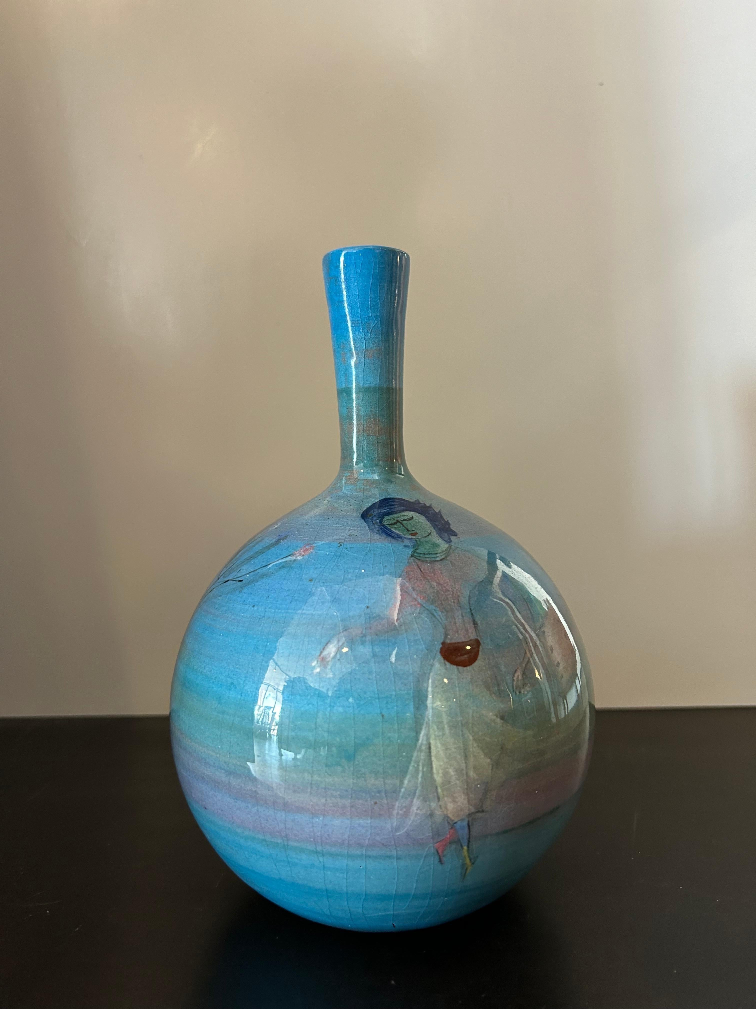 Vase en porcelaine émaillée Polia Pillin, vers le début des années 1960. Elle présente des motifs figuratifs et naturels peints à la main.
Signé.
