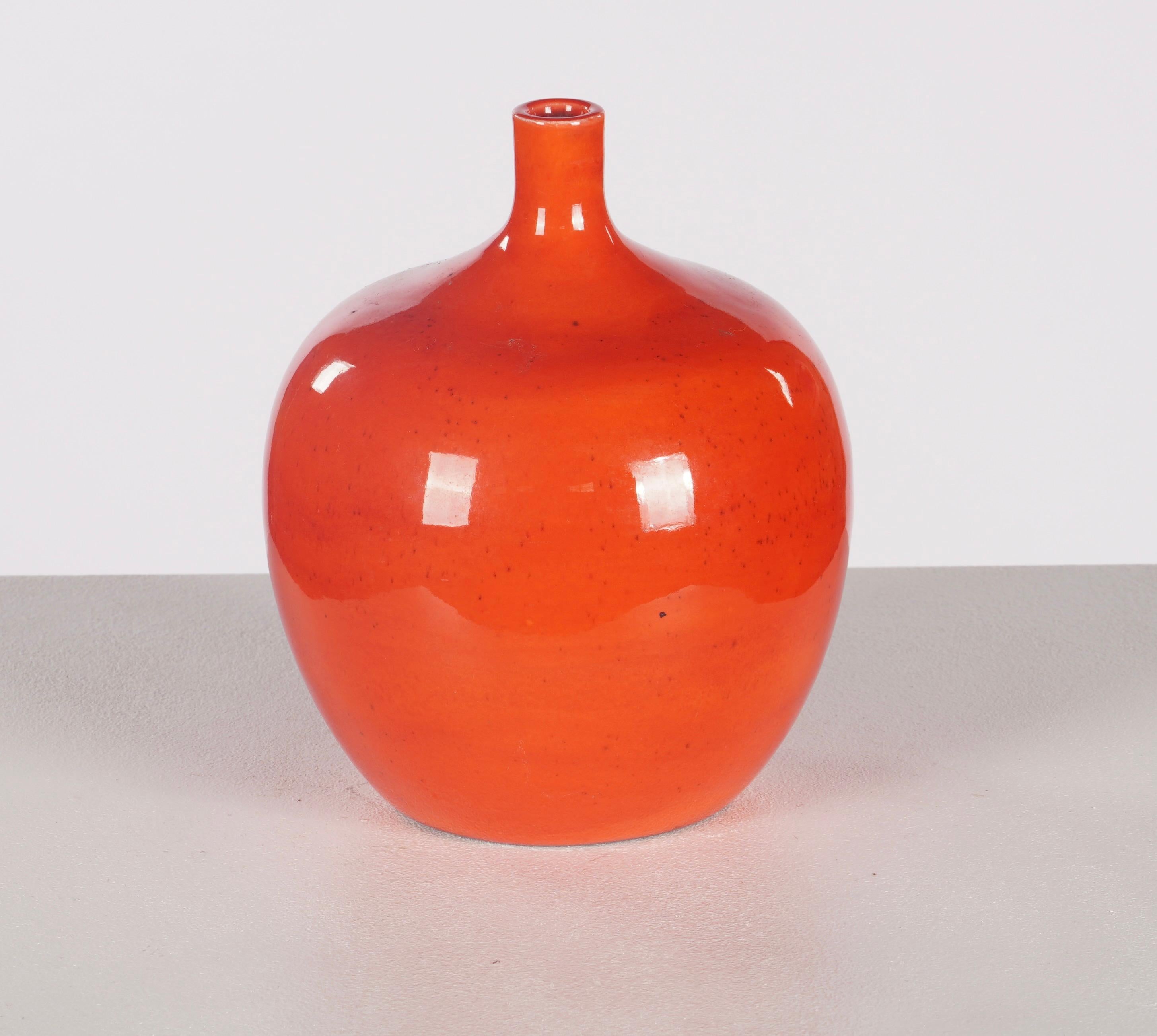 Mid-Century moderno Vaso a bulbo Polia Pillin in rosso vibrante in vendita