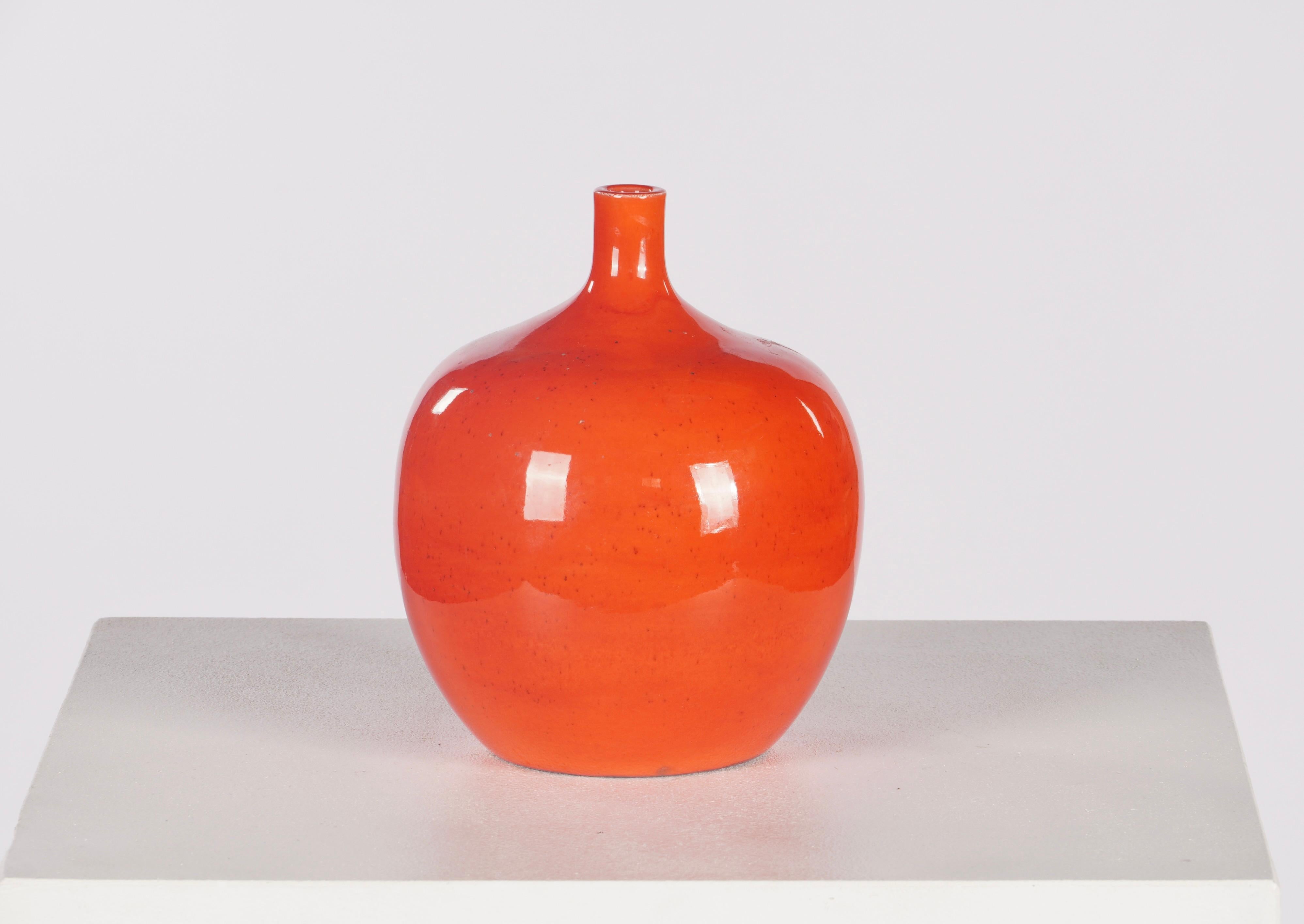 Fatto a mano Vaso a bulbo Polia Pillin in rosso vibrante in vendita