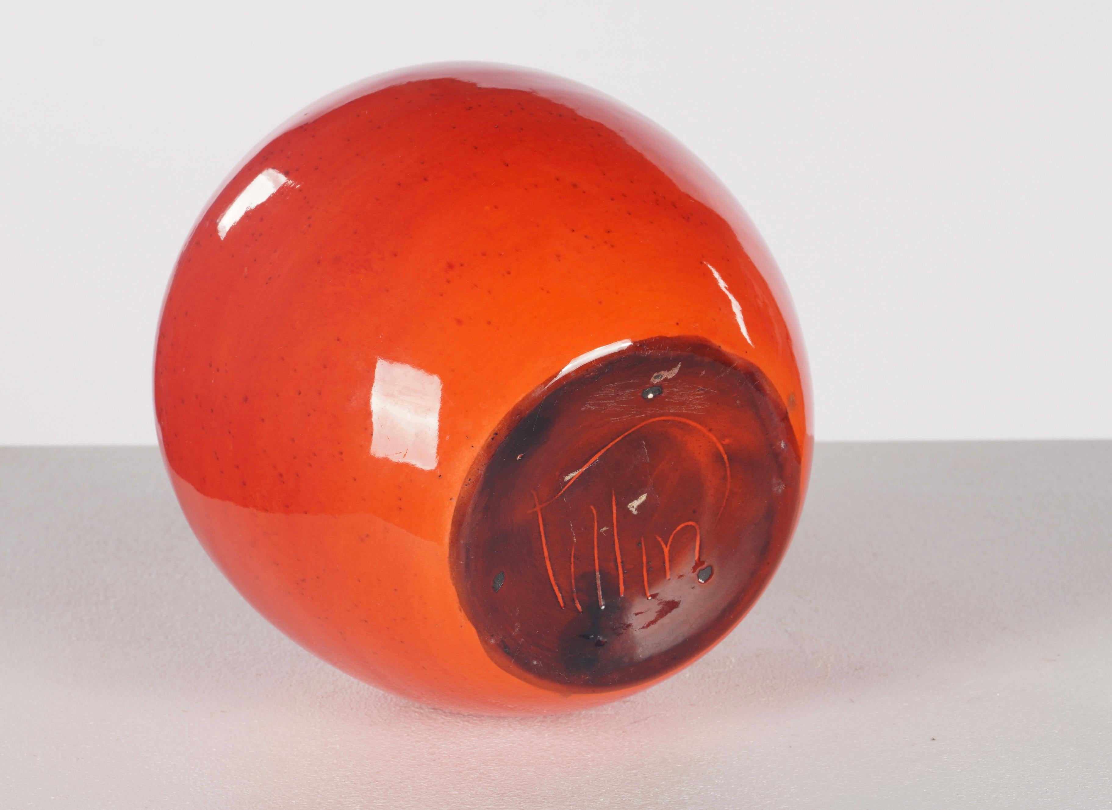Vaso a bulbo Polia Pillin in rosso vibrante In condizioni buone in vendita a Oakland, CA