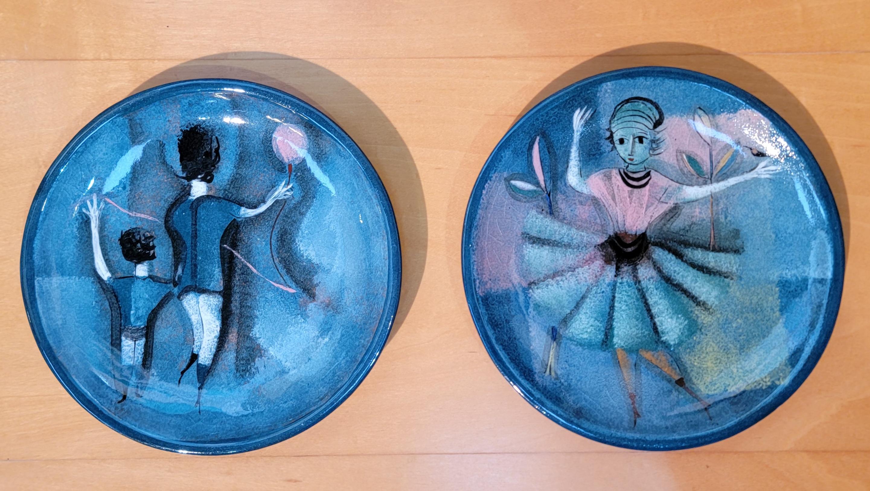Une paire ou deux assiettes en poterie du California Studio de Polia Pillin. Excellent état. Veuillez excuser les reflets sur les photographies.
