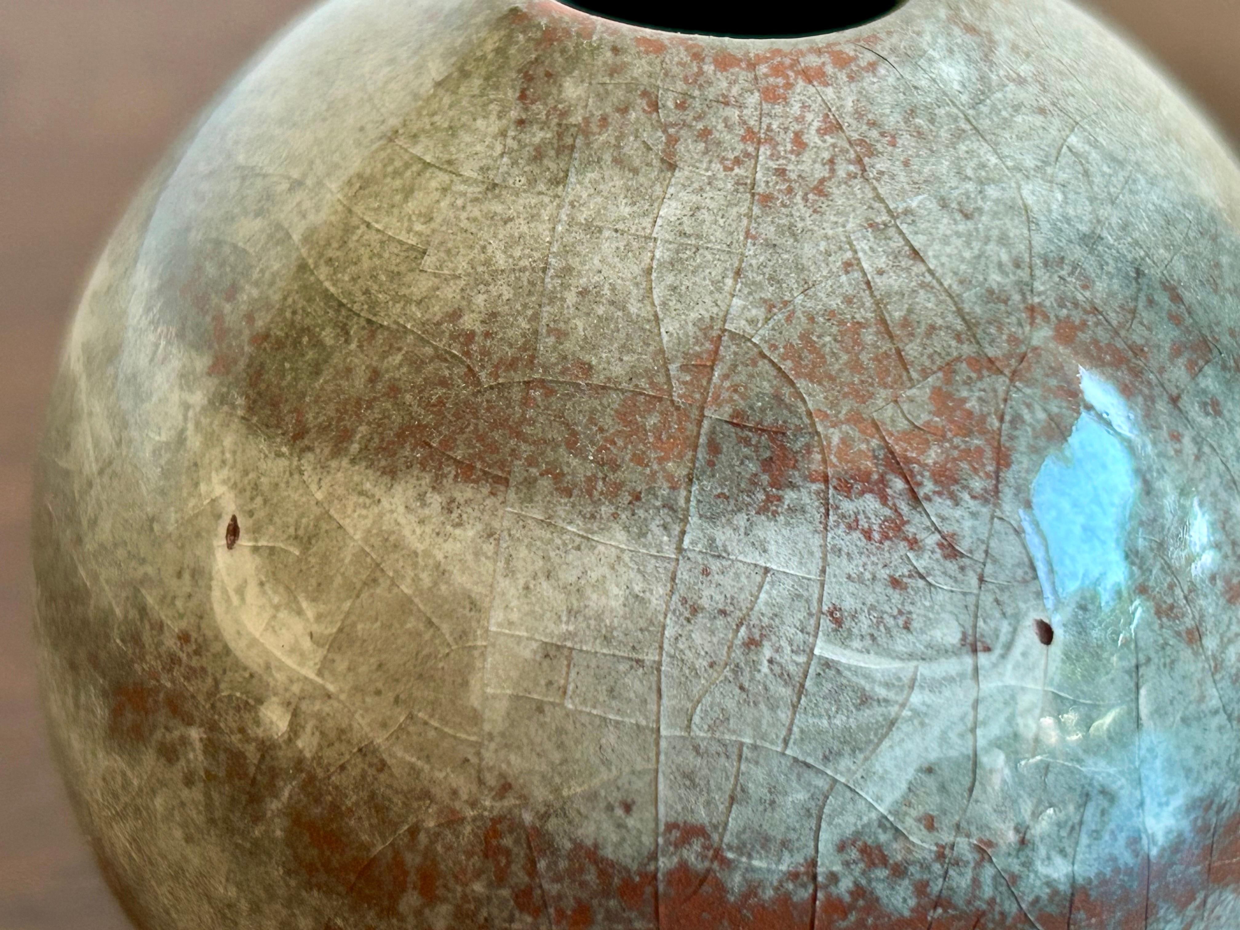 20ième siècle Studio Pottery Vase à herbes sphériques Polia Pillin en vente