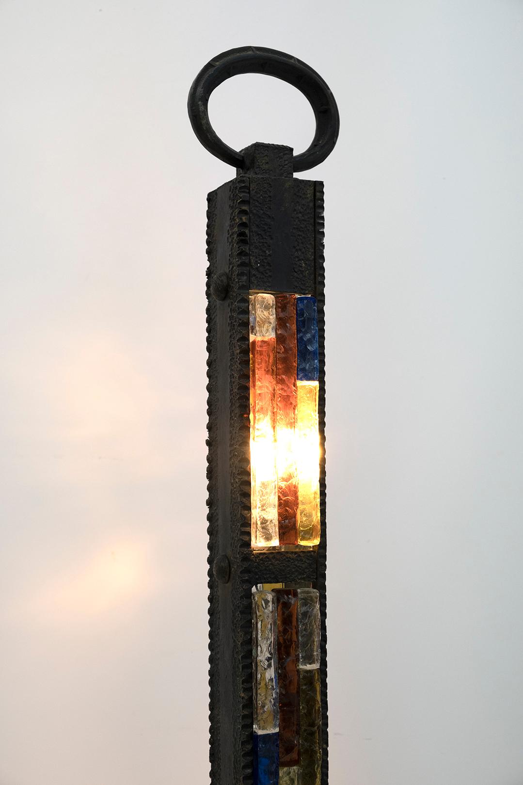 Brutalistische italienische Stehlampe aus Schmiedeeisen und farbigem Rohglas von Poliarte, 1960er Jahre im Angebot 6