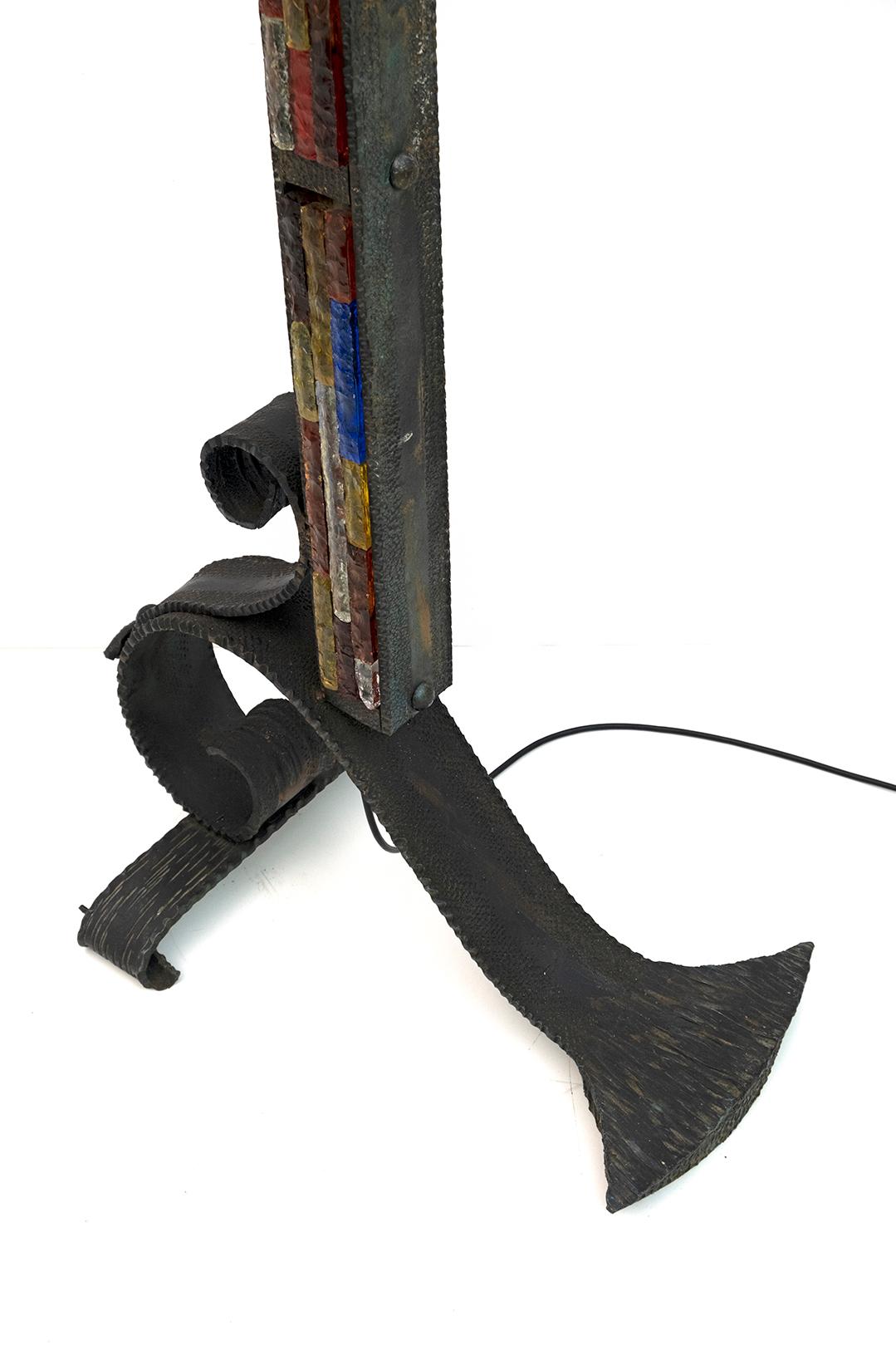 Brutalistische italienische Stehlampe aus Schmiedeeisen und farbigem Rohglas von Poliarte, 1960er Jahre im Angebot 9