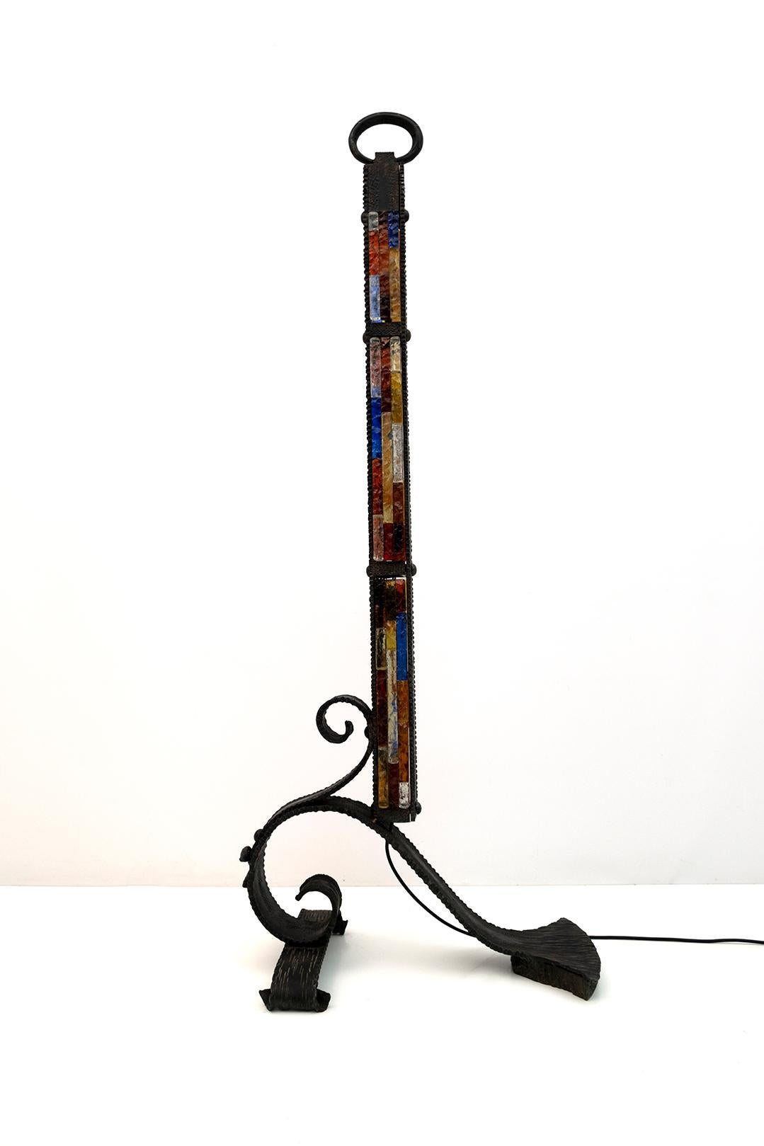 Splendid Poliarte floor lamp, original, brutalist in wrought iron with verdigris oxidized patina and bronze finish. In the stem, thick sheets of blanking glass in bright colors that can be illuminated from the inside with three different lights.