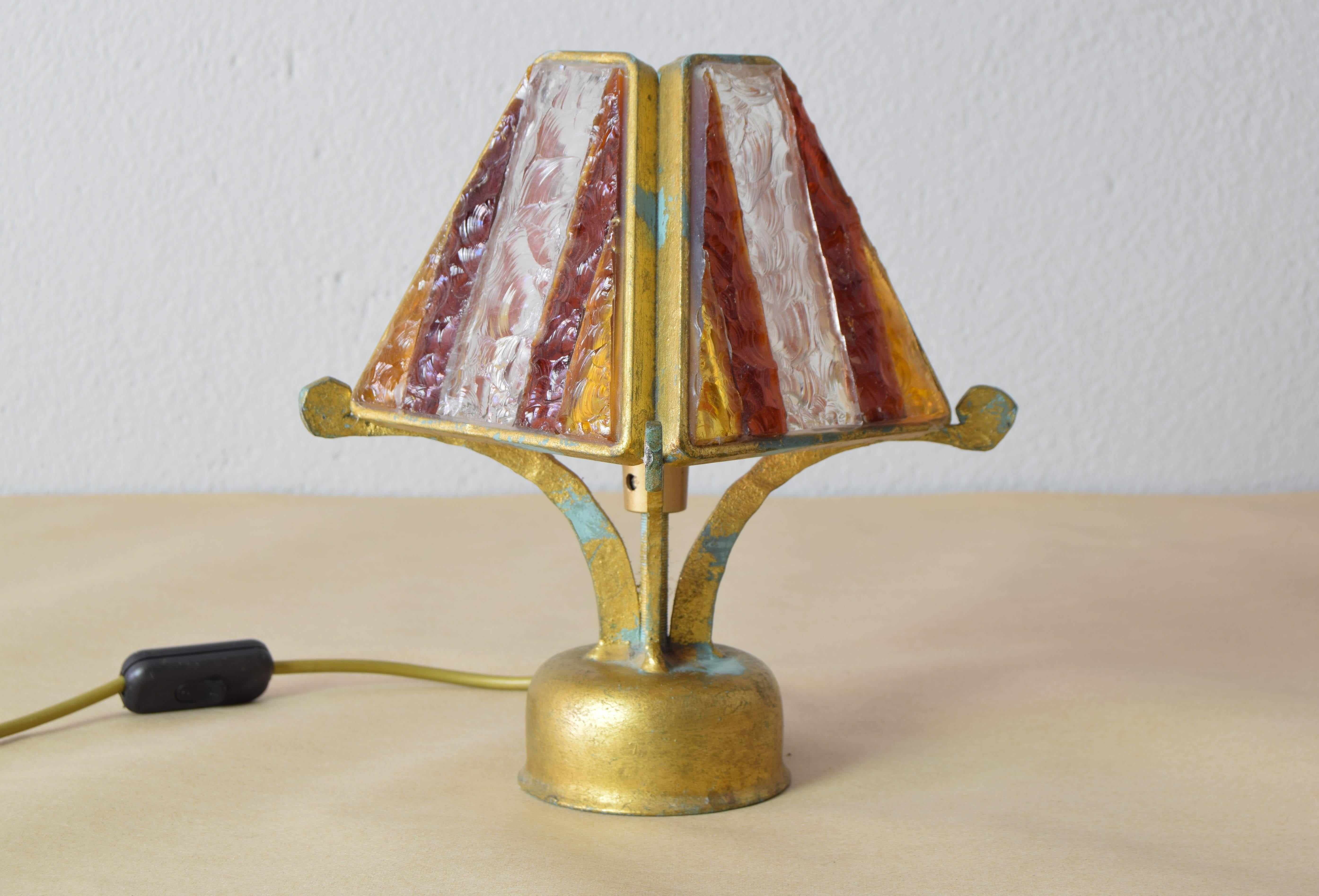 Small and exquisite Brutalist Longobard handmade table lamp from the Daly collection.
Special piece with character that will allow you to provide a jewel to your space.
Handmade wrought iron structure covered in old French gold.
His multicolored