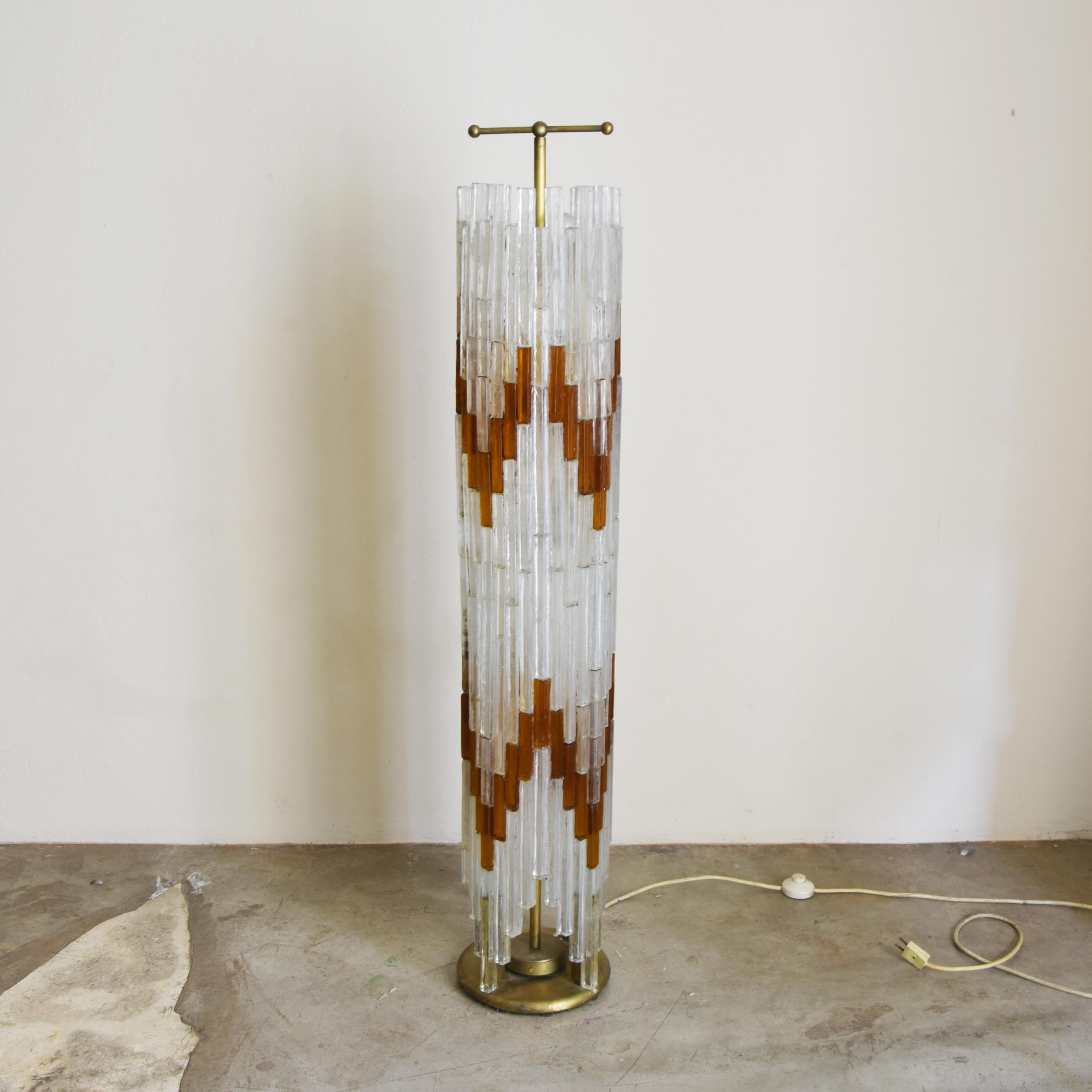Magnífica lámpara de pie compuesta por paralelepípedos de cristal de Murano de color hielo y naranja, diseñada por Albano Poli para la fábrica de cristal Poliarte, producida a finales de los años 60 y principios de los 70.