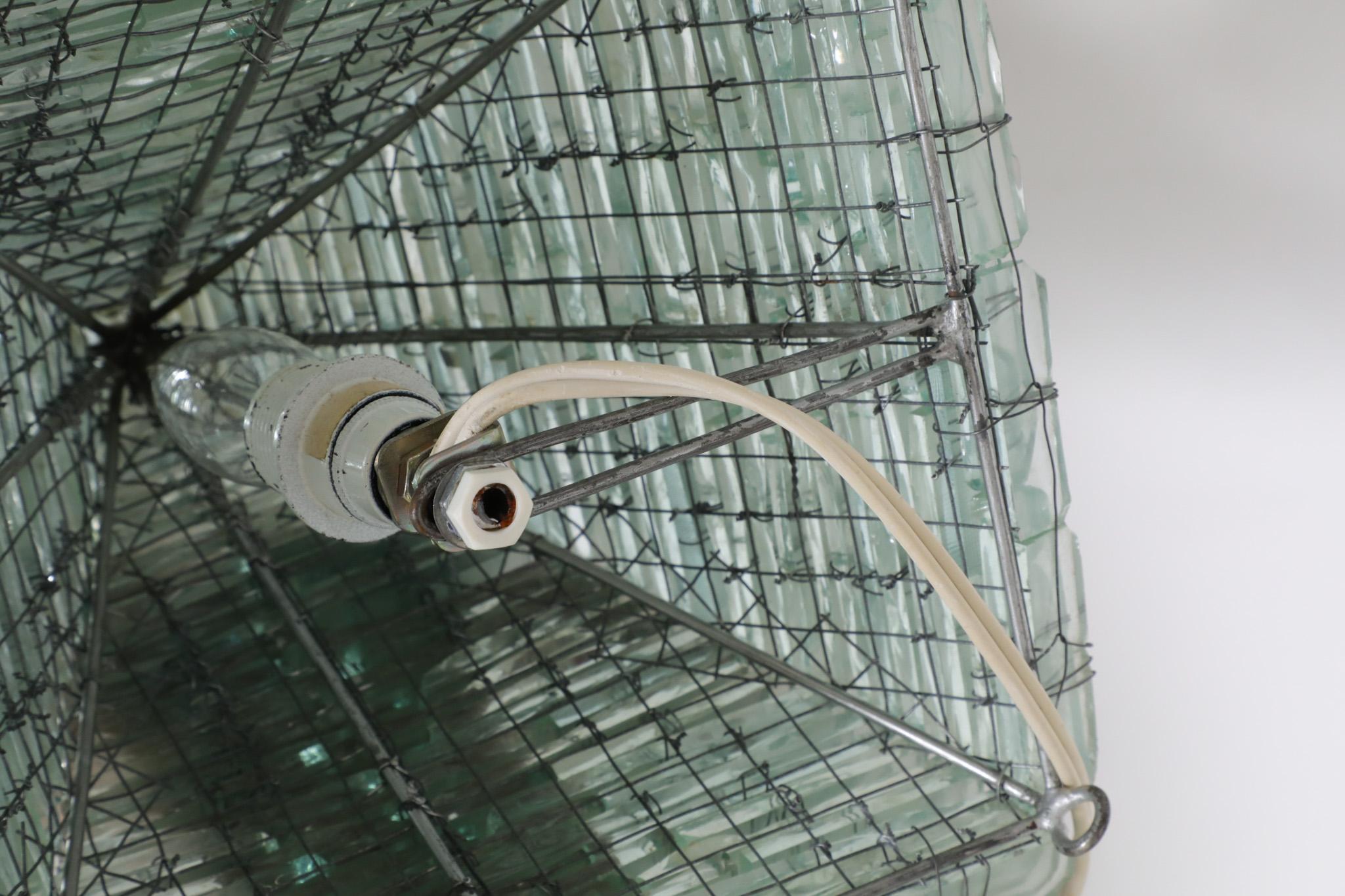 Lampe de table pyramide moderniste en verre tissé d'inspiration Poliarte en vente 4