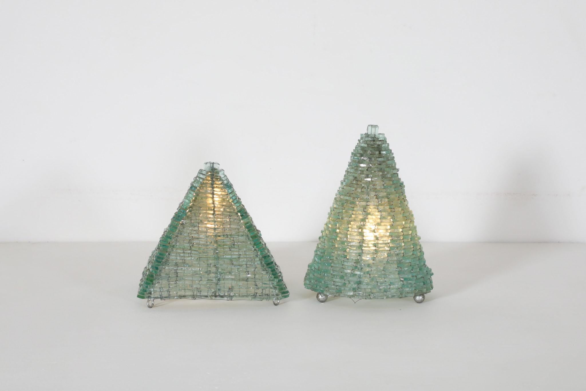 Lampe de table pyramide moderniste en verre tissé d'inspiration Poliarte en vente 5
