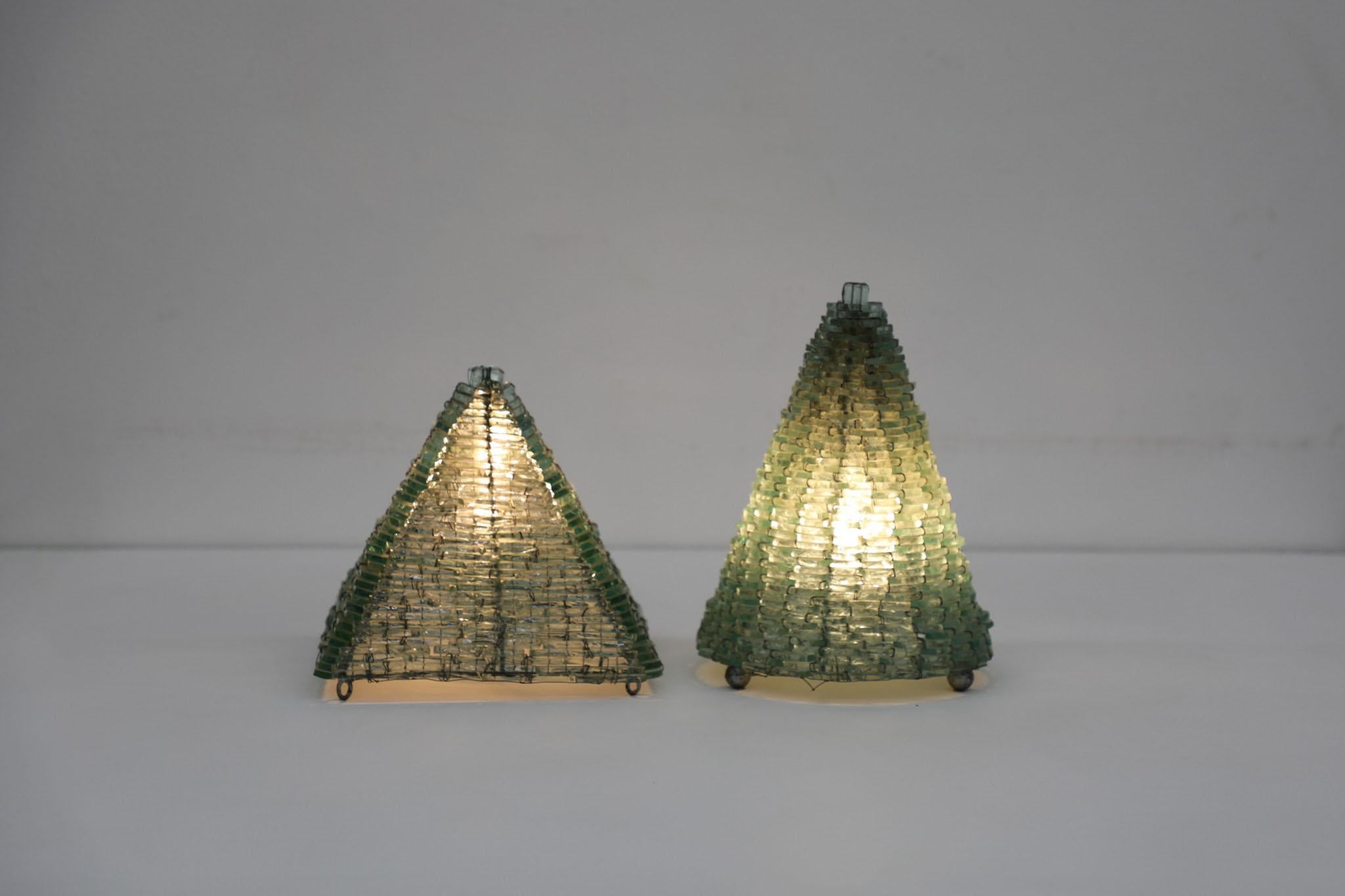 Lampe de table pyramide moderniste en verre tissé d'inspiration Poliarte en vente 6