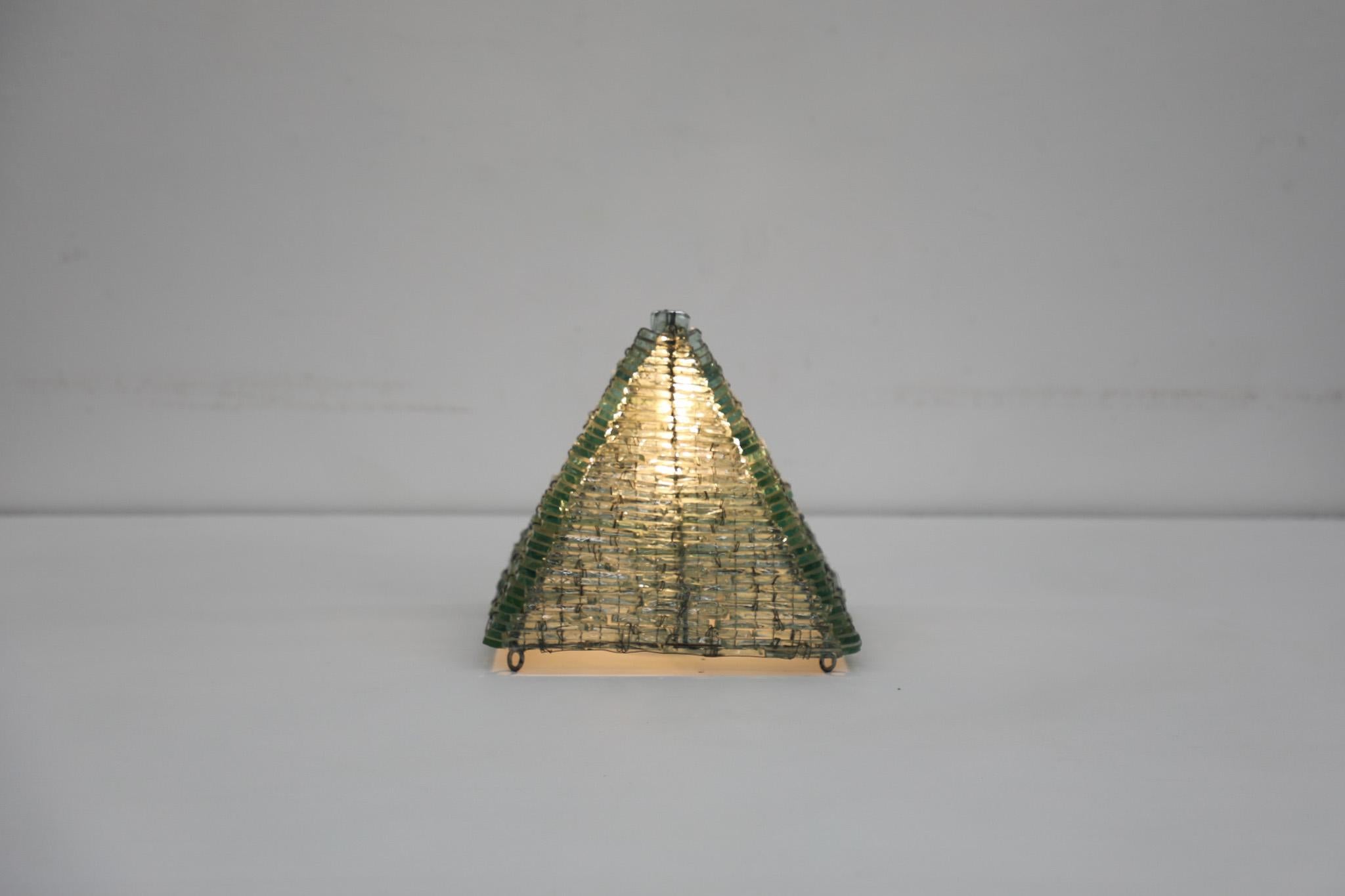 Lampe de table pyramidale moderniste en verre tressé et fil de fer de style Poliarte. En état original avec une usure visible correspondant à son âge et à son utilisation. Montrée avec la lampe conique assortie, listée séparément. Max 220v 25w E14