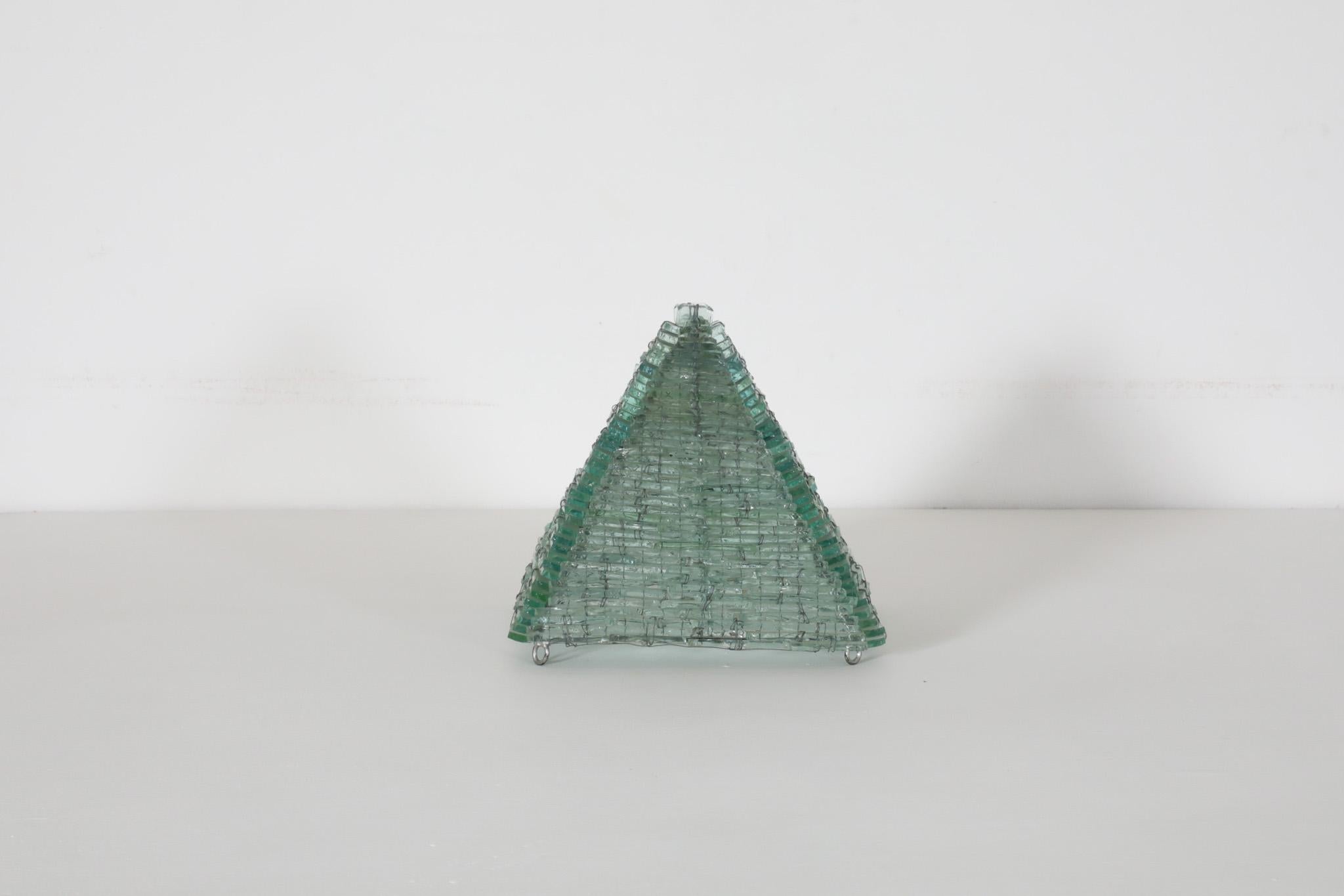Mid-Century Modern Lampe de table pyramide moderniste en verre tissé d'inspiration Poliarte en vente