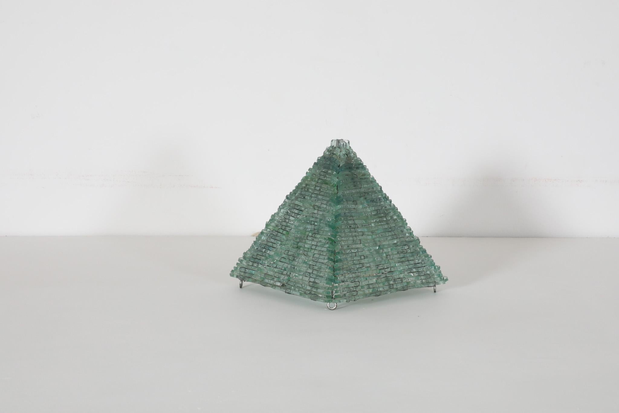 Tissage Lampe de table pyramide moderniste en verre tissé d'inspiration Poliarte en vente