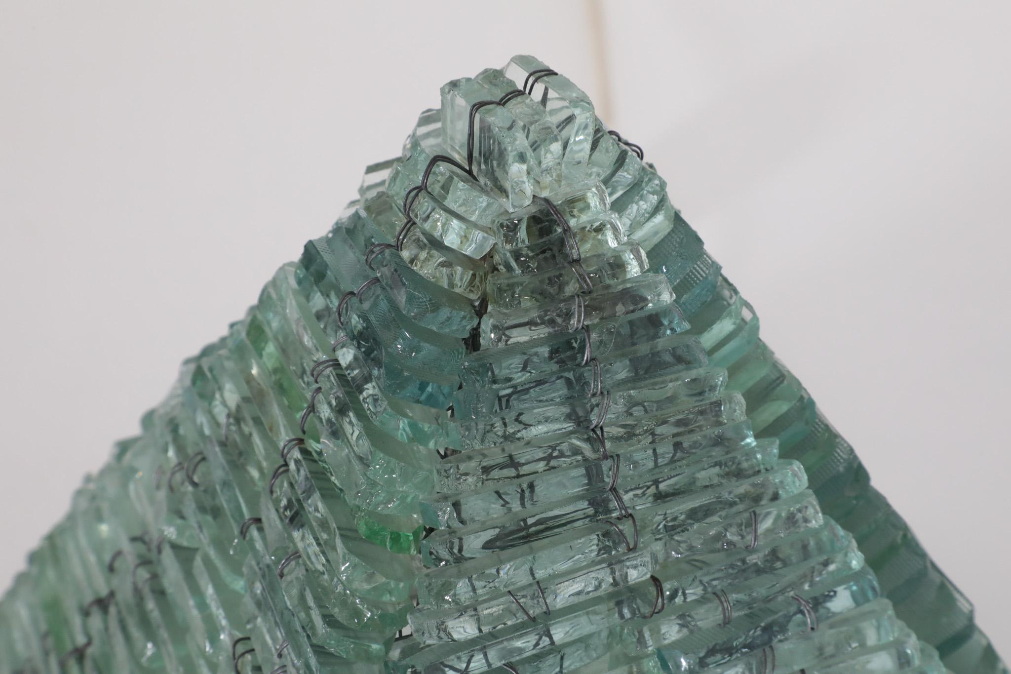 Métal Lampe de table pyramide moderniste en verre tissé d'inspiration Poliarte en vente