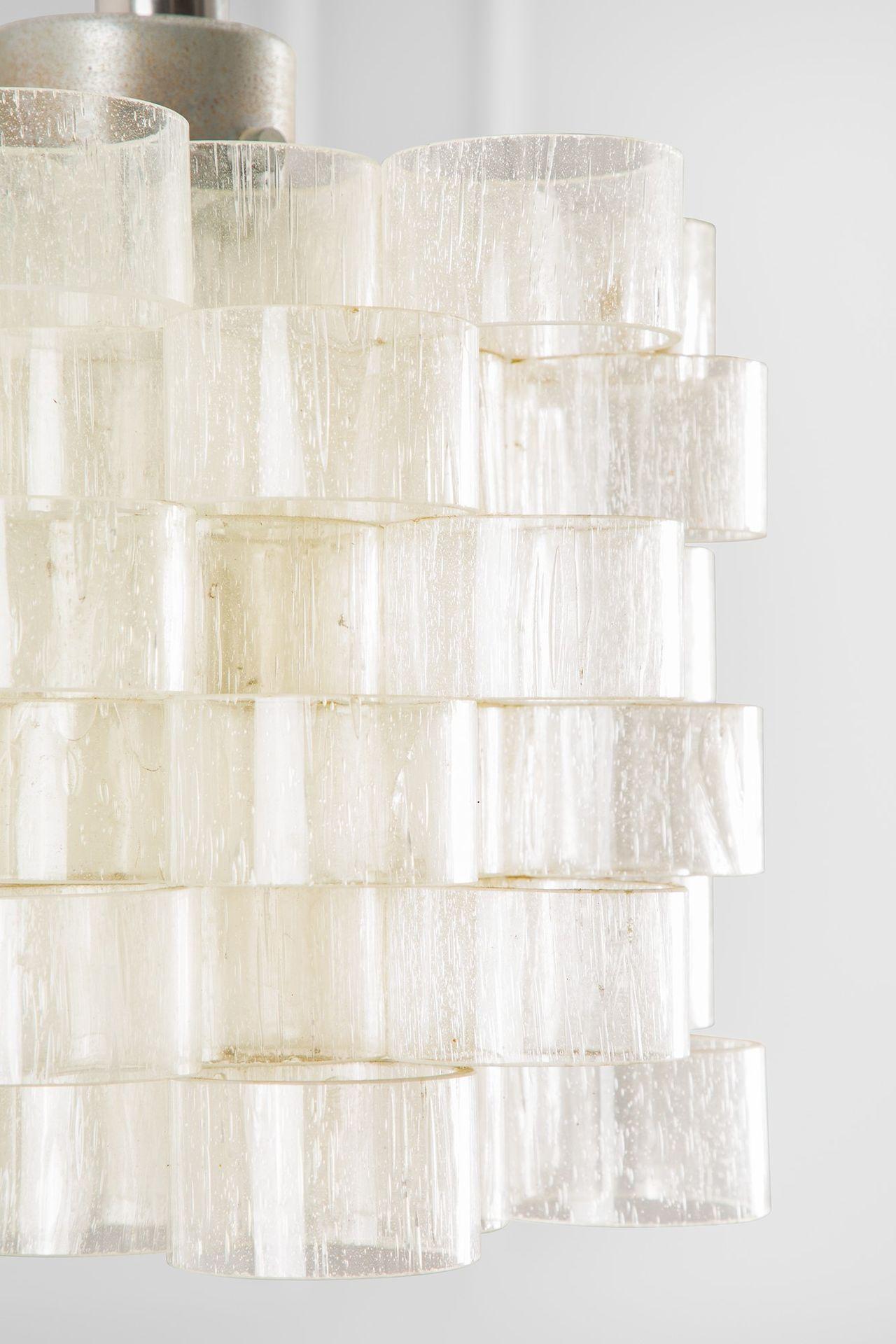 Lámpara colgante Poliarte, Italia, hacia 1970

Elegante lámpara colgante de Poliarte, fabricada en Italia hacia 1970. La pieza está compuesta por elementos de vidrio transparente con inclusiones de burbujas de aire, dispuestos en un llamativo diseño