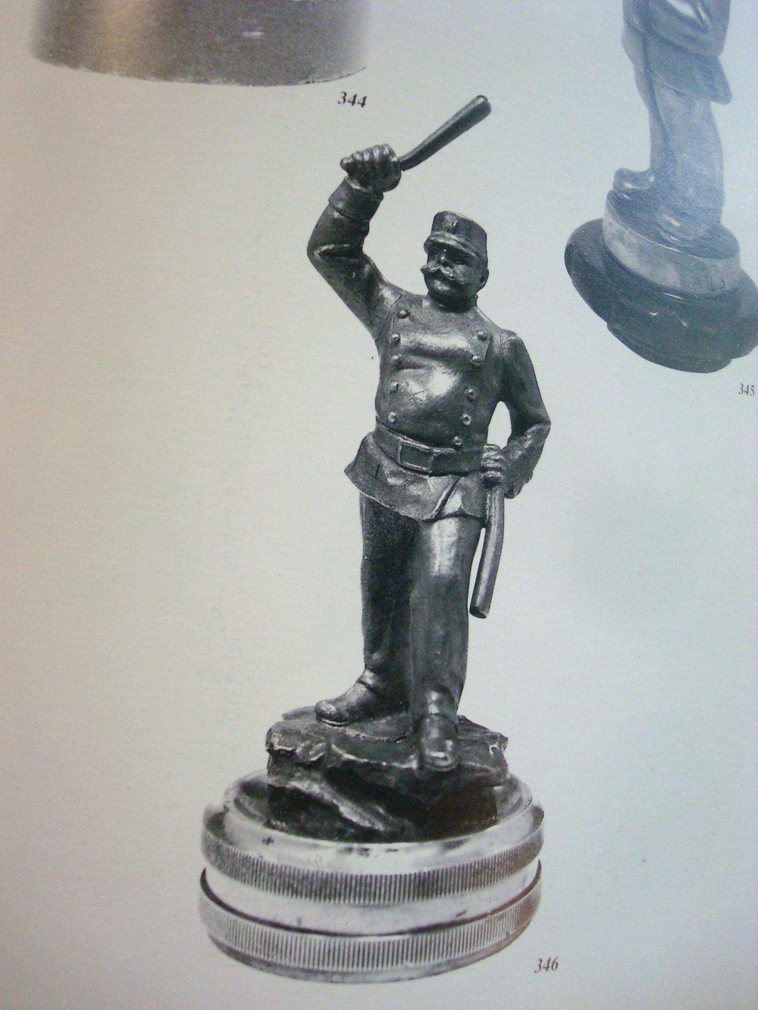 Mascotte per auto di poliziotti / ornamento per il cofano di Antoine Bofill, francese, circa 1910 in vendita 2