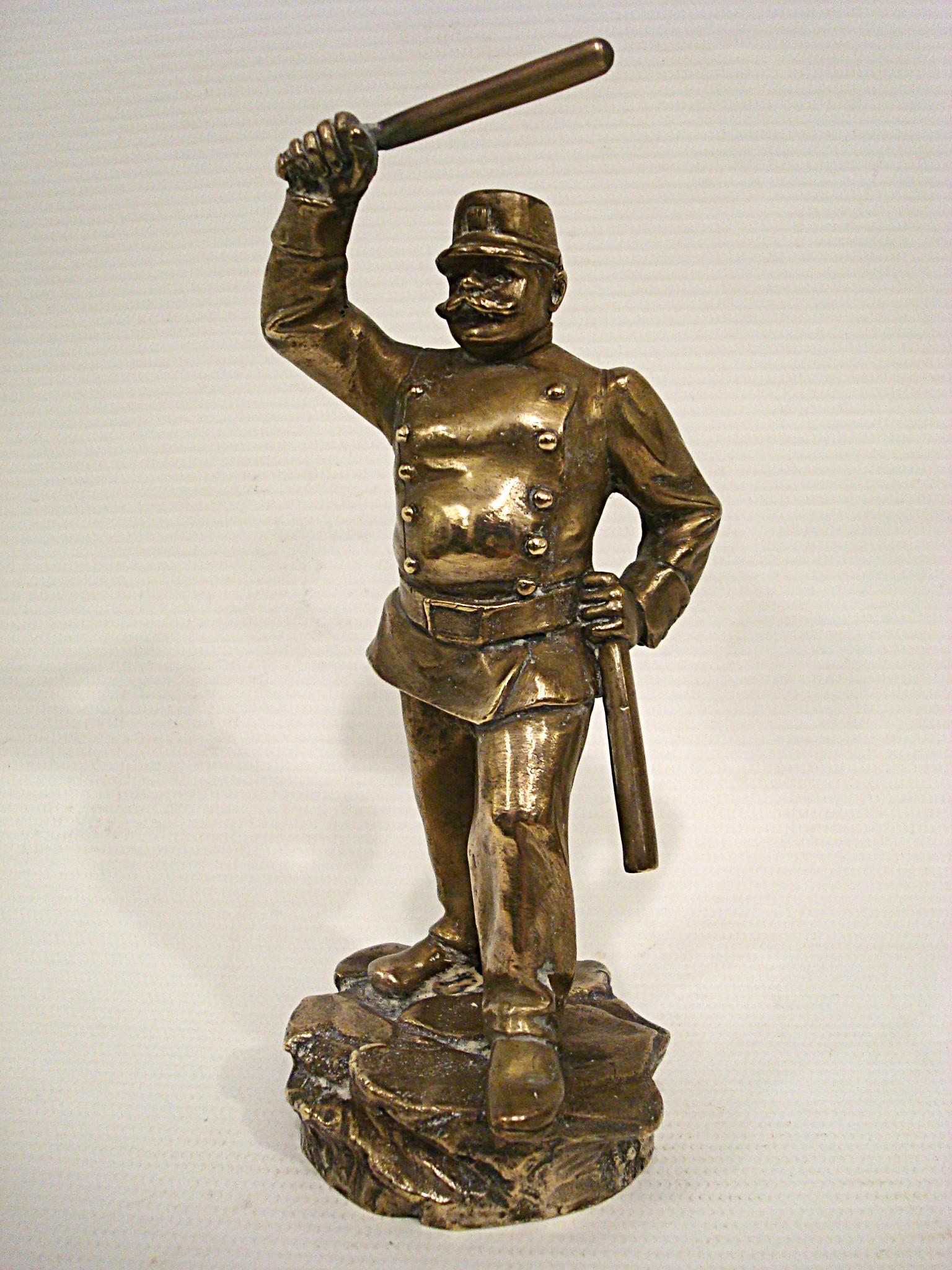 Mascotte per auto di poliziotti / ornamento per il cofano di Antoine Bofill, francese, circa 1910 in vendita 3