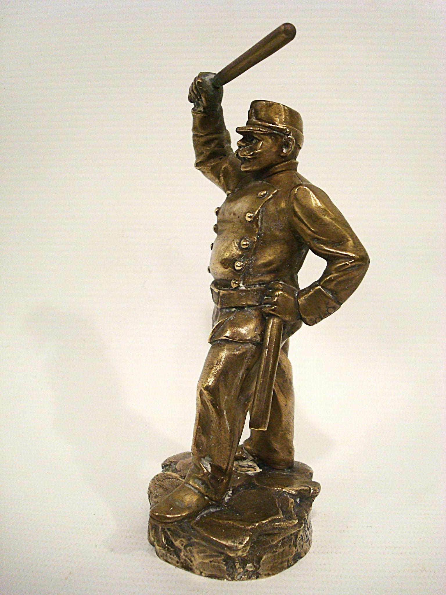 Art Déco Mascotte per auto di poliziotti / ornamento per il cofano di Antoine Bofill, francese, circa 1910 in vendita