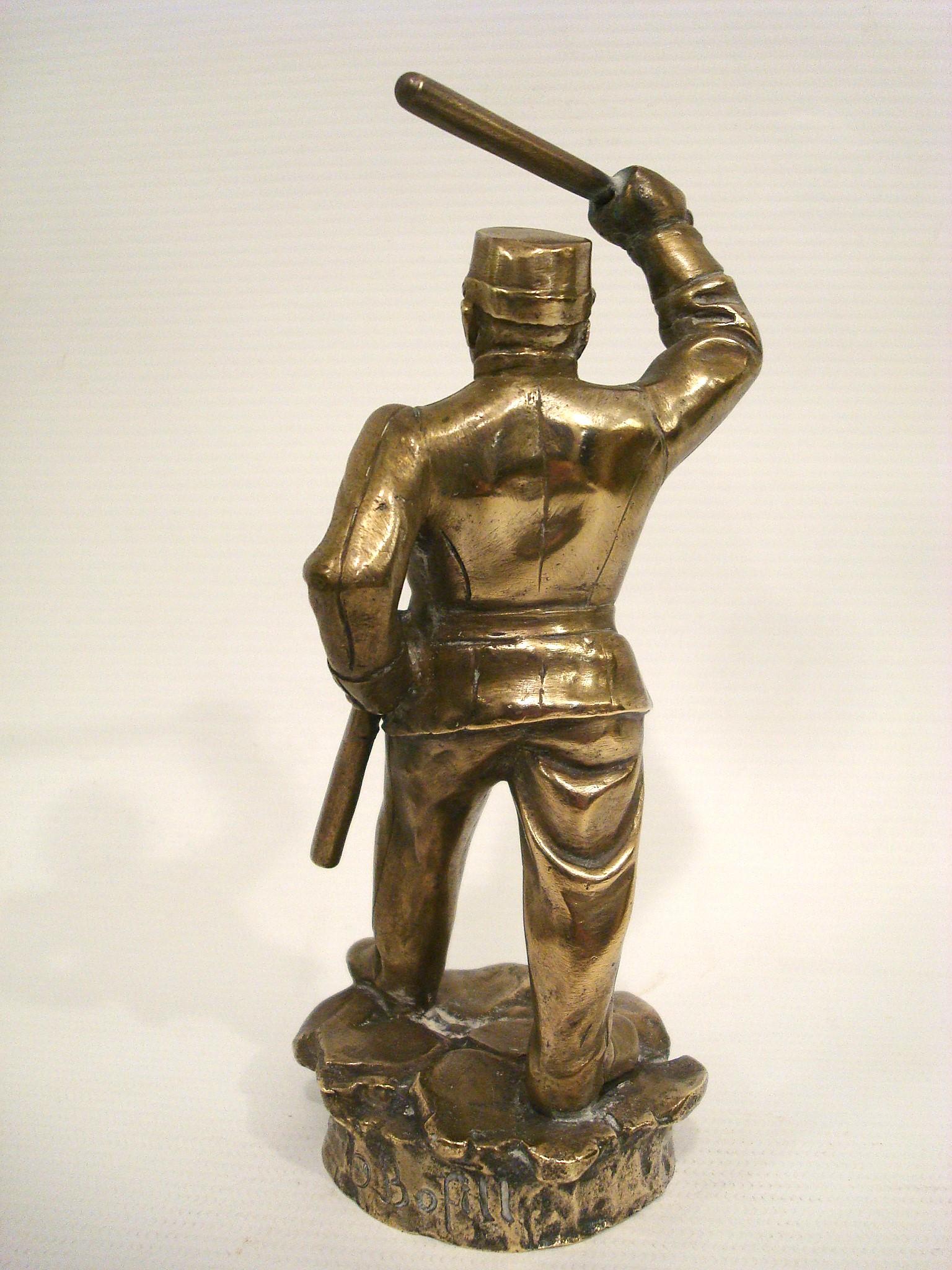 Francese Mascotte per auto di poliziotti / ornamento per il cofano di Antoine Bofill, francese, circa 1910 in vendita