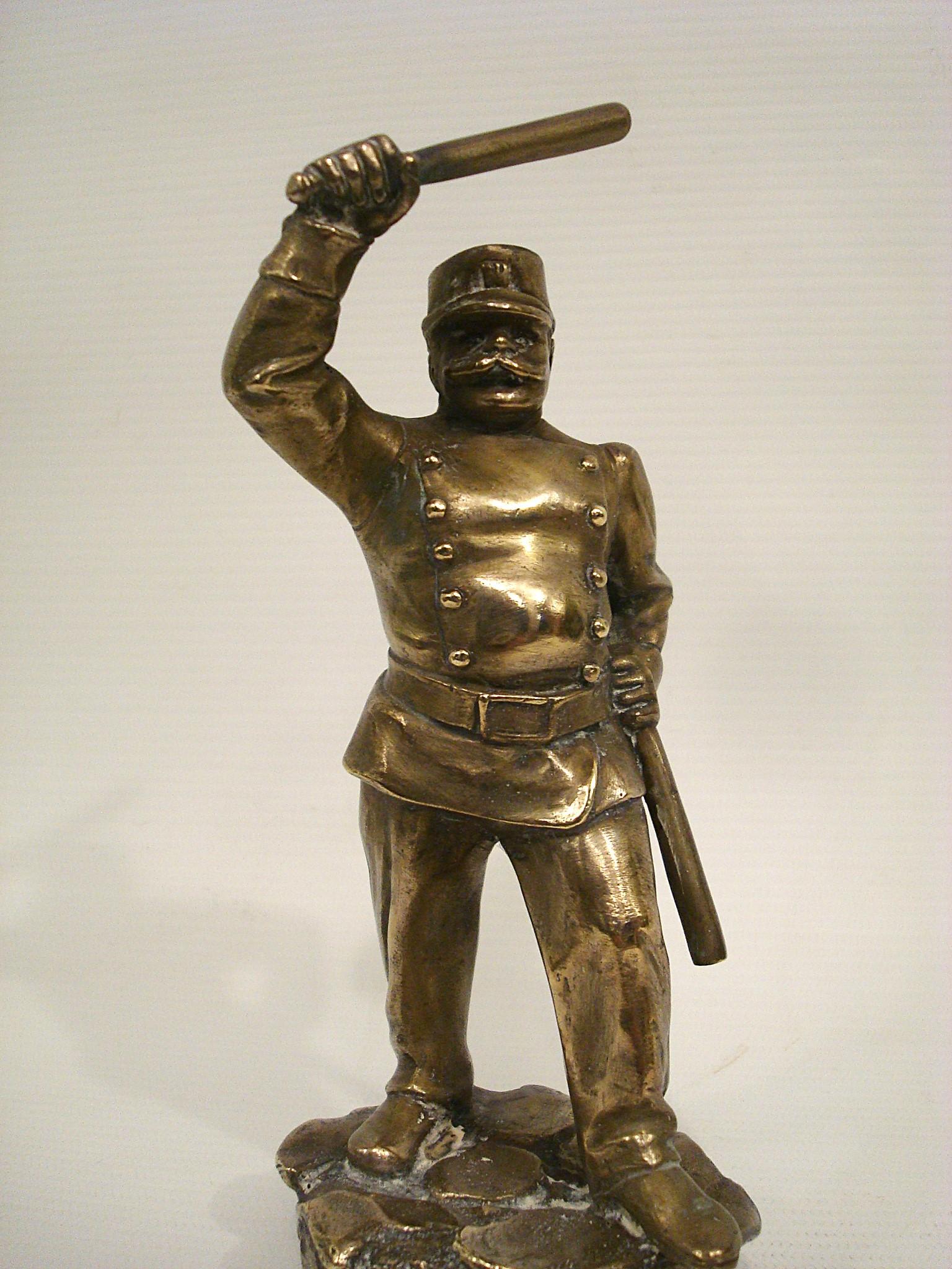 XX secolo Mascotte per auto di poliziotti / ornamento per il cofano di Antoine Bofill, francese, circa 1910 in vendita