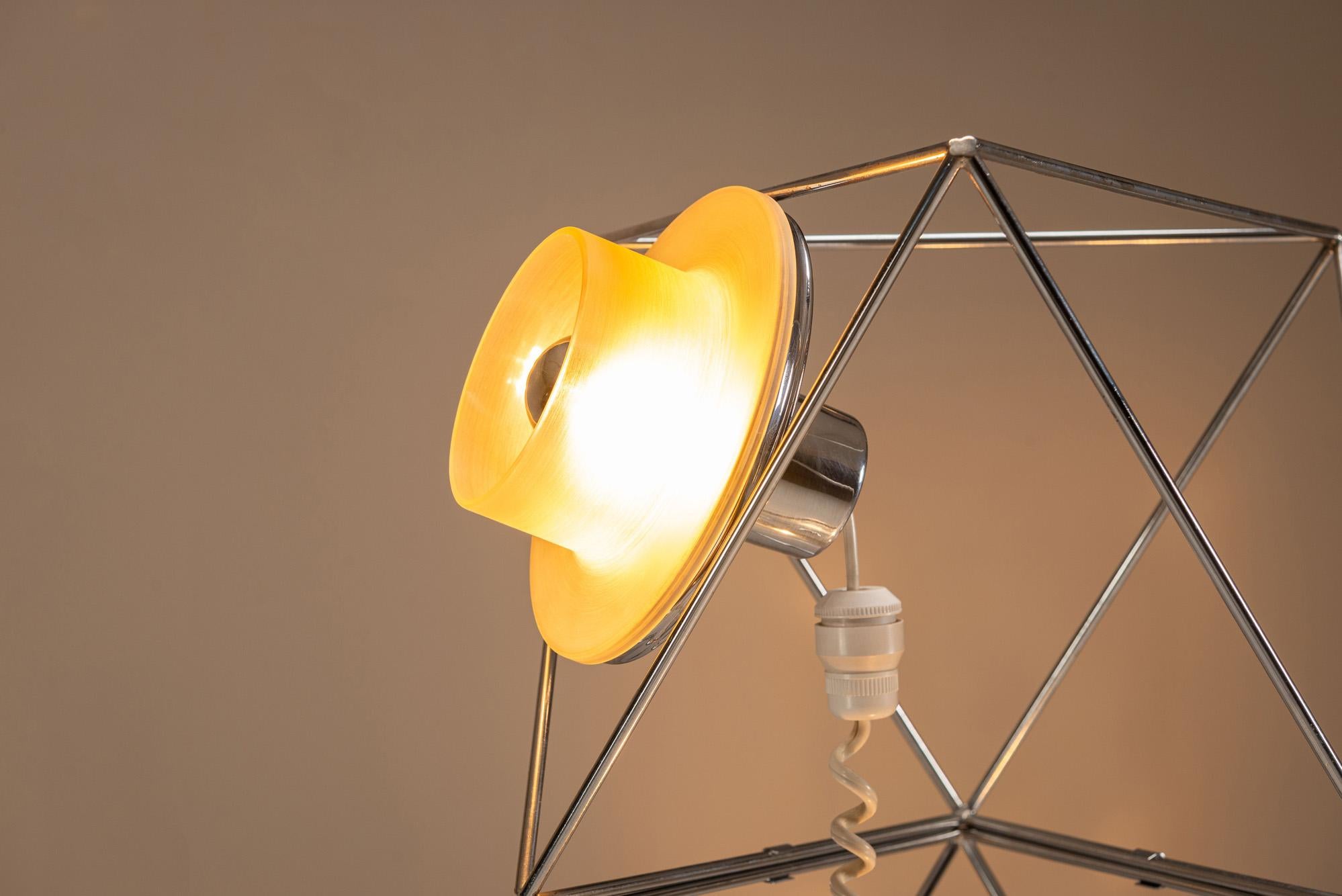 Lampada scultorea 'Poliedra' di Felice Ragazzo per Harvey Guzzini, Italia in vendita 4