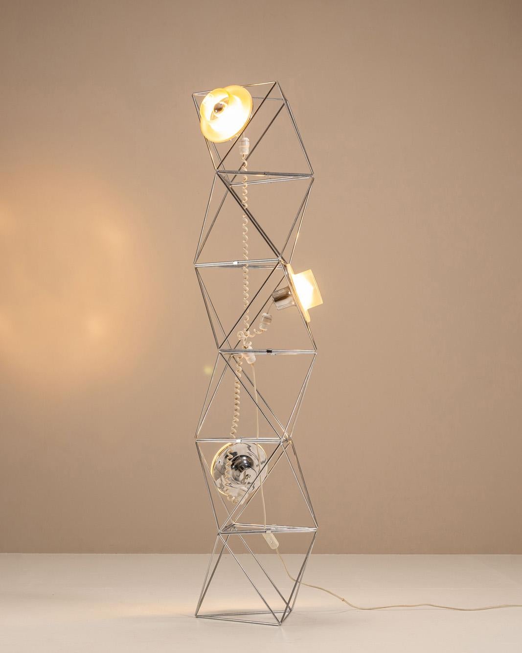 Un gioco architettonico di luce e geometria, questa lampada 