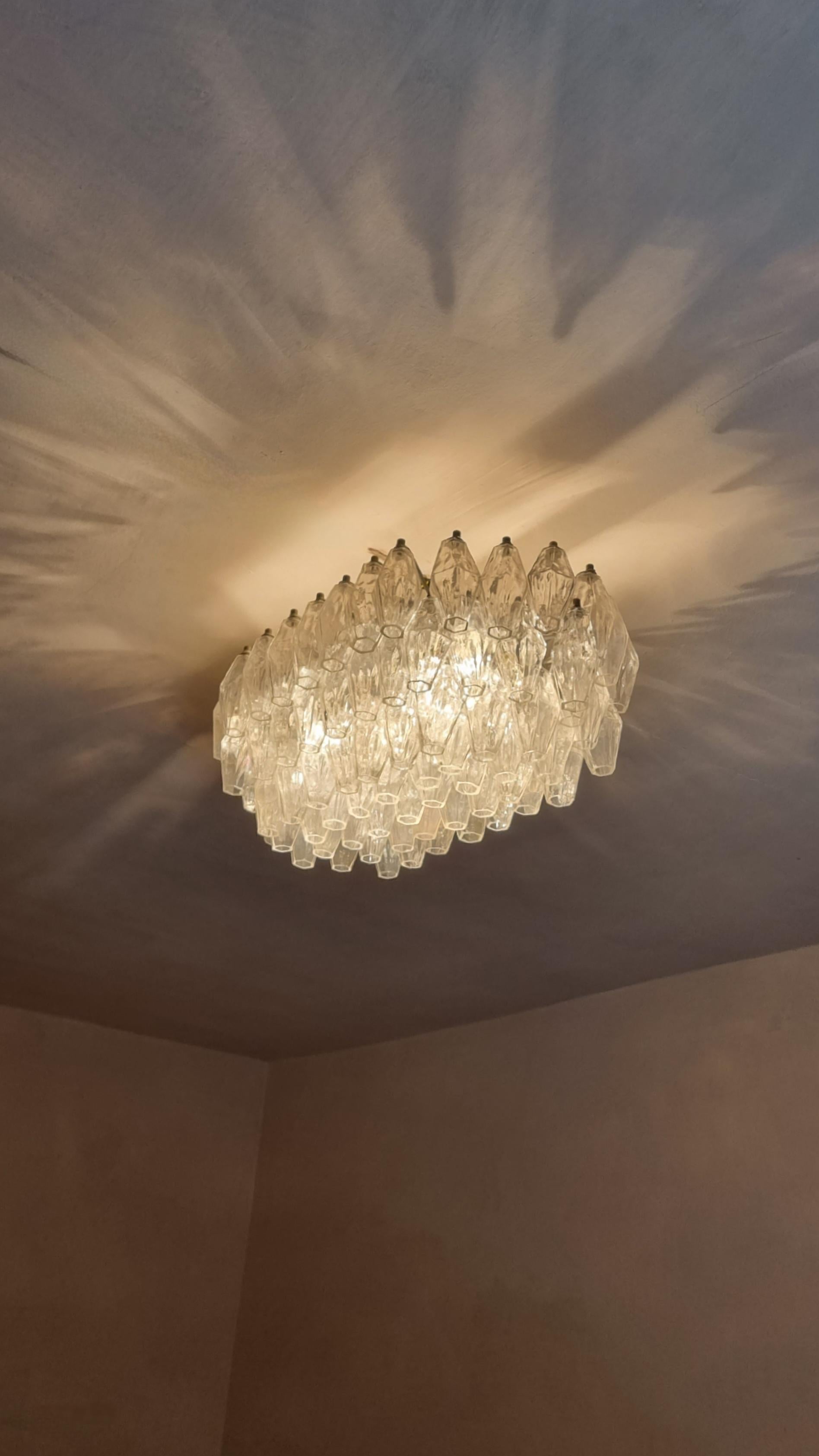 Lampadario/ plafoniera a soffitto Poliedri disegnato da Carlo Scarpa nel 1958 per vetreria Venini. 
Struttura in metallo verniciato, elementi in vetro soffiato trasparente, composta da 90 poliedri, ottone, eccellenti condizioni, impianto elettrico