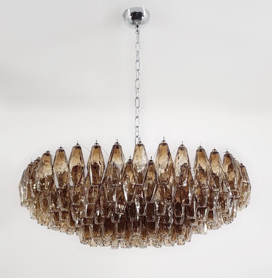 Lampadario Poliedri per Nicole, made in Italy
Diametro 36 pollici, altezza 10 pollici 
Altezza totale, compresa la catena e la tettoia: da confermare.
Occhiali poliedrici di Murano marrone fumé
Viti, catena e tettuccio cromati
6 luci / tipo E26 /