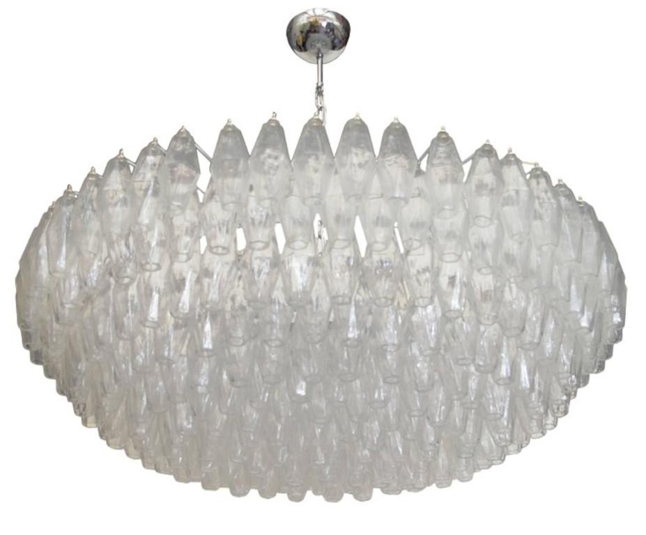 Lampadario moderno italiano con vetro di Murano chiaro a forma di poliedro, montato su una struttura in metallo smaltato bianco, nello stile di Venini e Carlo Scarpa / Prodotto in Italia da FABIO LTD
Diametro: 43 pollici / Altezza: 14 pollici più la