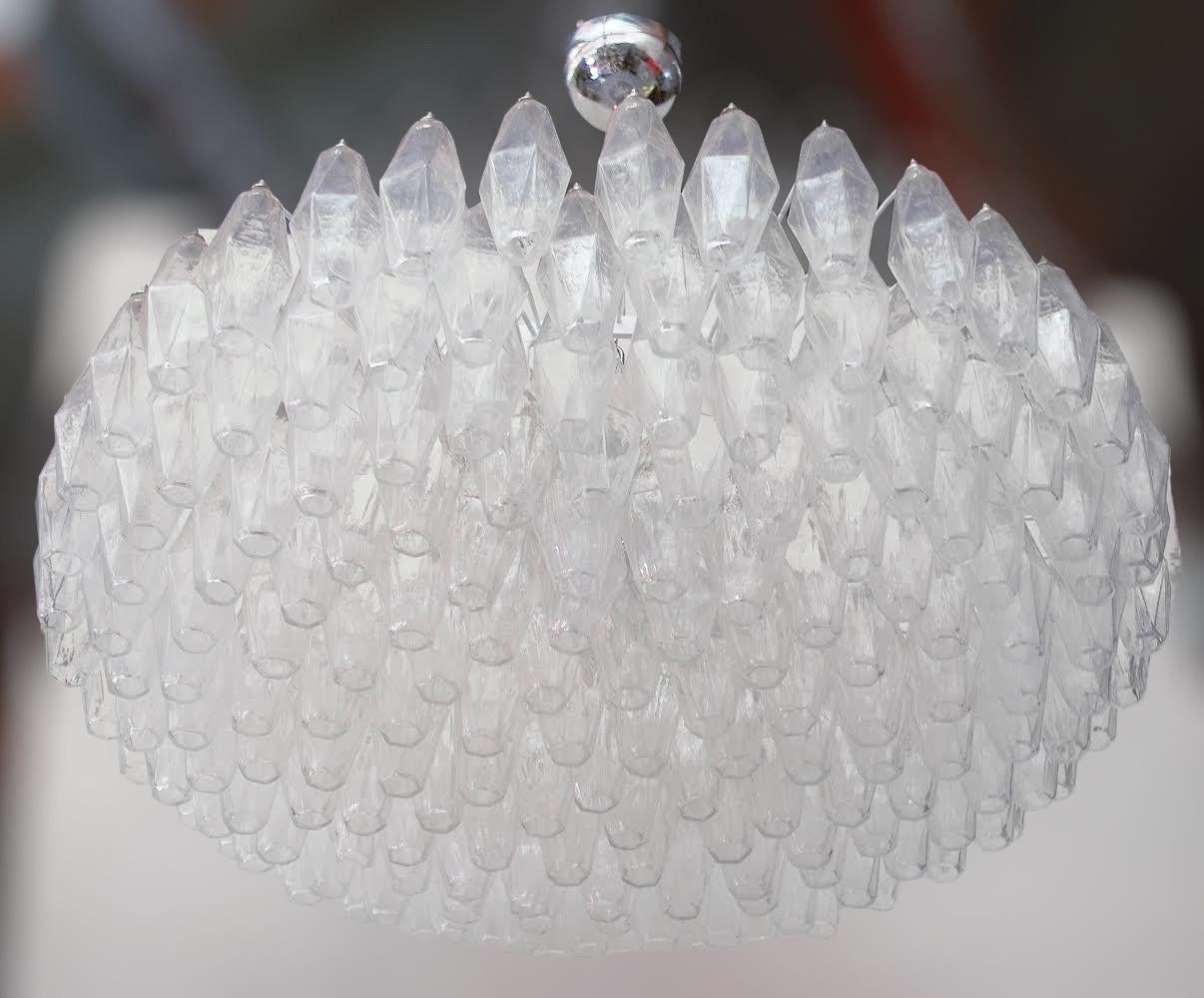 Lampadario moderno italiano con vetro di Murano chiaro a forma di poliedro, montato su una struttura in metallo smaltato bianco, nello stile di Venini e Carlo Scarpa / Prodotto in Italia da FABIO LTD
Diametro: 36 pollici / Altezza: 10 pollici più la